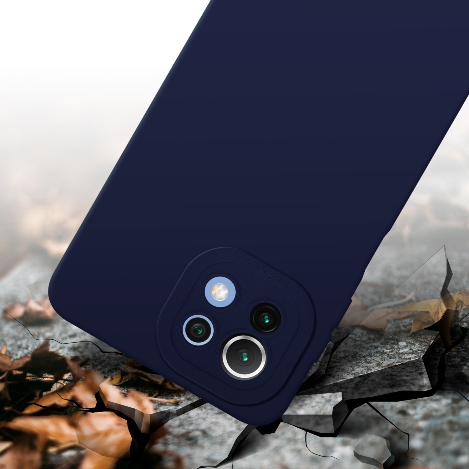 Custodia per telefono blu scuro su superficie crepata. Obiettivi della fotocamera visibili. Sfondo danneggiato.
