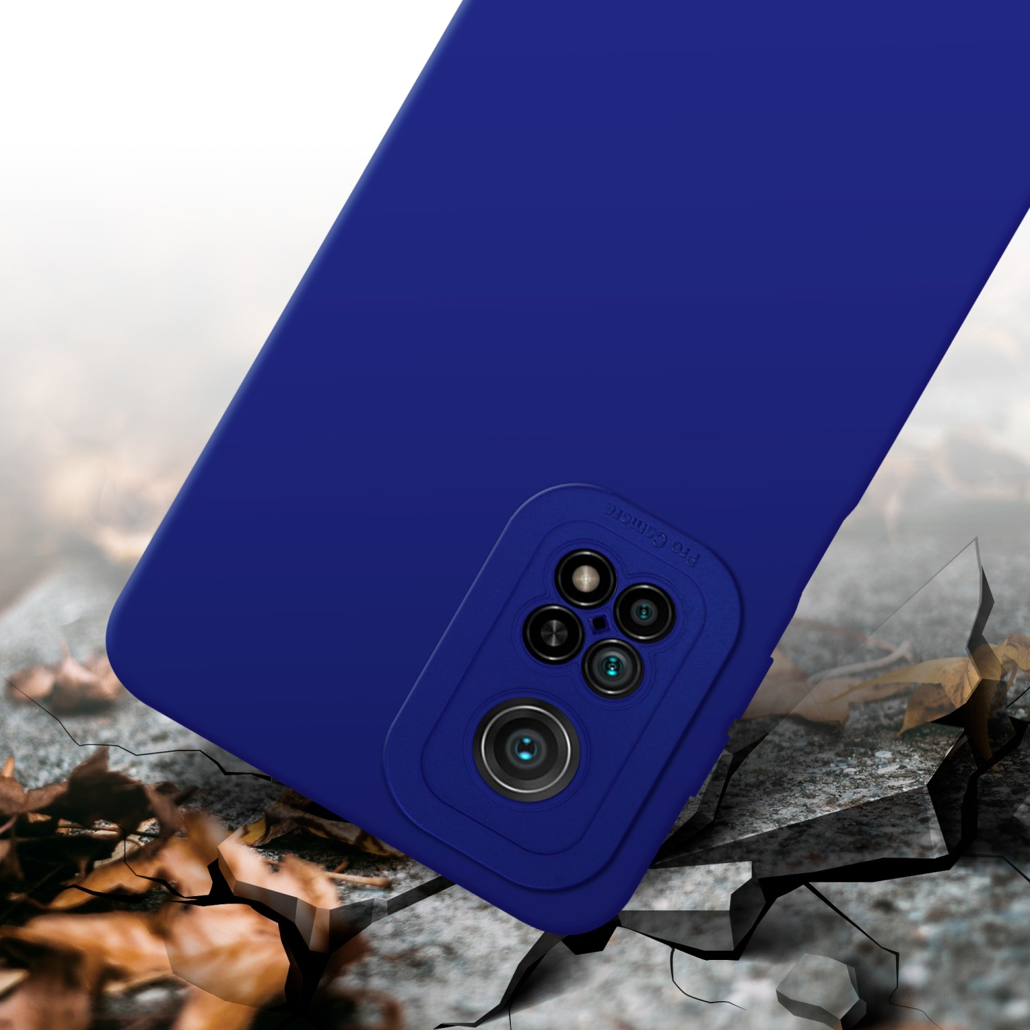 Un étui de téléphone bleu avec un module caméra. L'arrière-plan est une surface fissurée avec des feuilles.