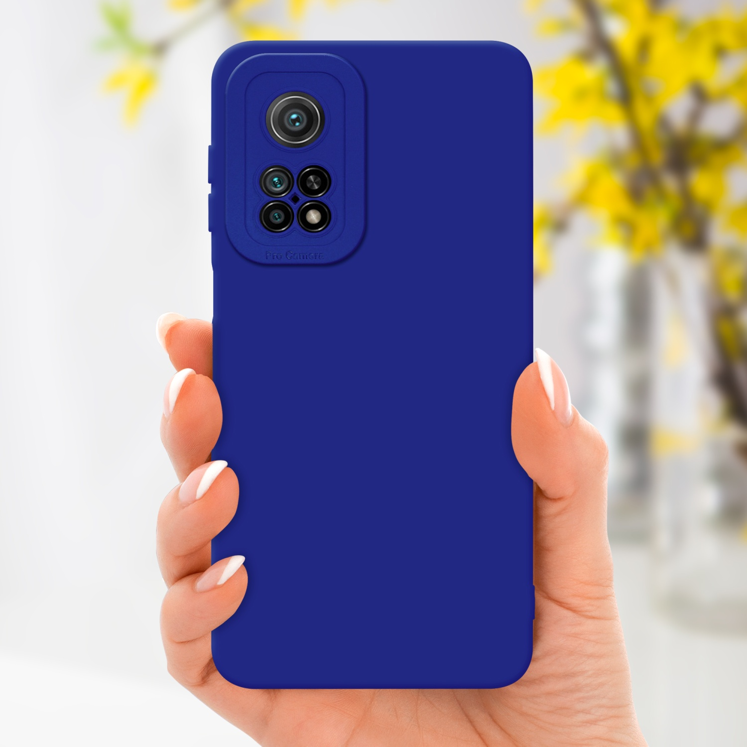 Une main tenant une coque de téléphone bleue. Fleurs jaunes en arrière-plan.