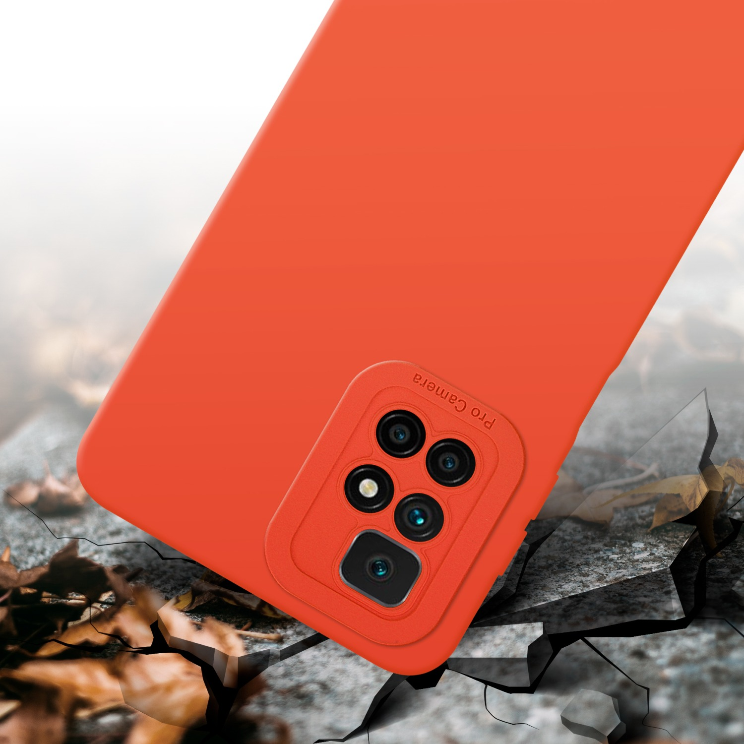 Coque de téléphone orange sur béton fissuré. Impact montré.