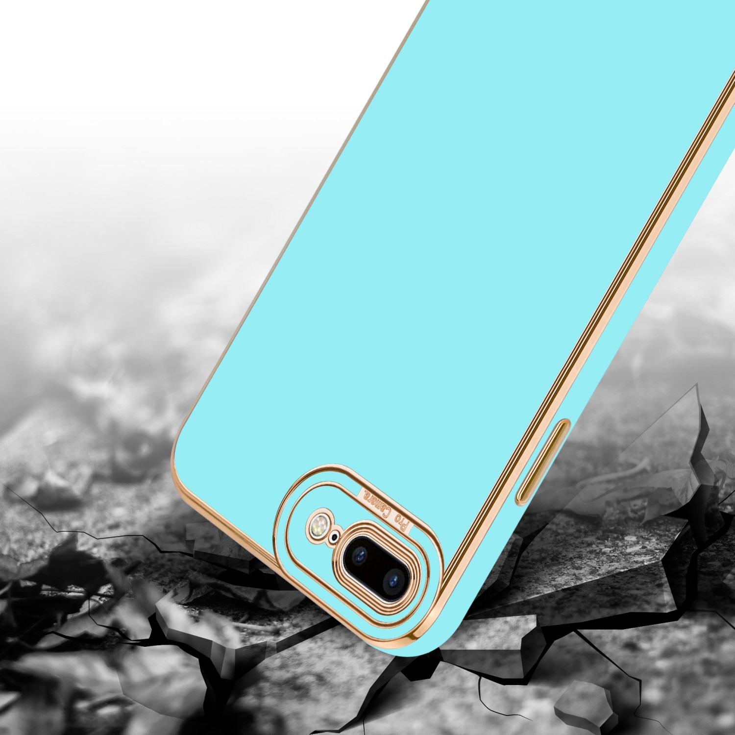 Aqua Handyhülle auf rissigem Boden, mit goldenem Rand und Kameradetail.