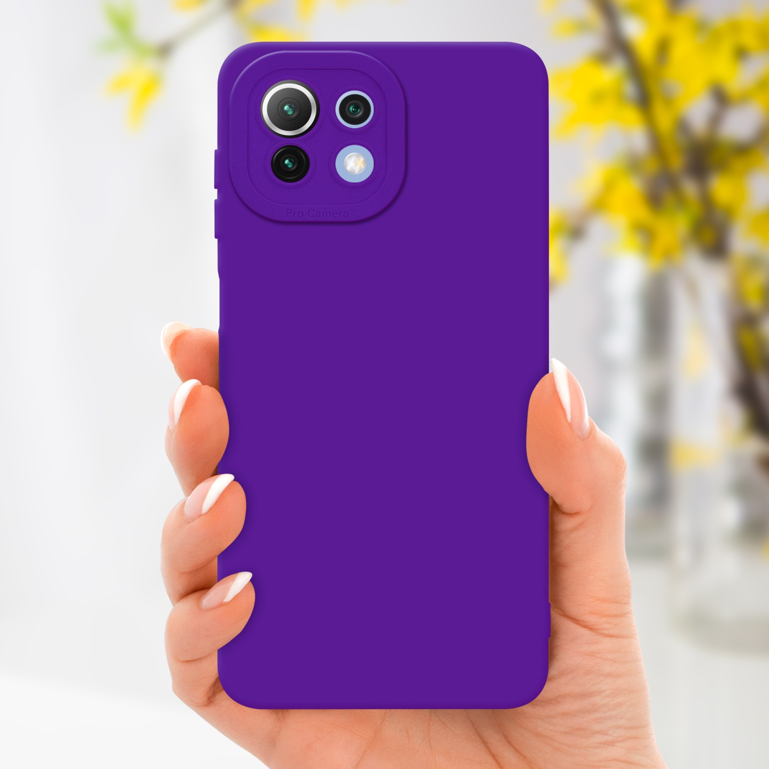 Custodia viola in mano. Il telefono ha tre lenti. Pro Camera è visibile.