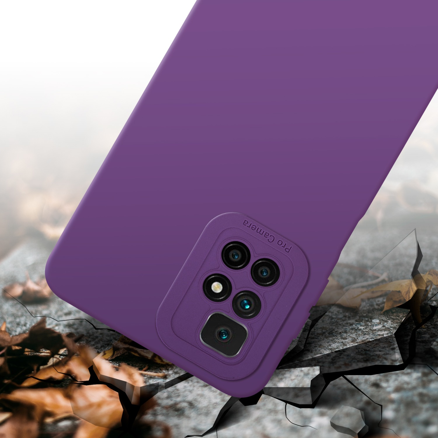 Coque de téléphone violette sur surface fissurée, avec bosse de caméra, en angle.