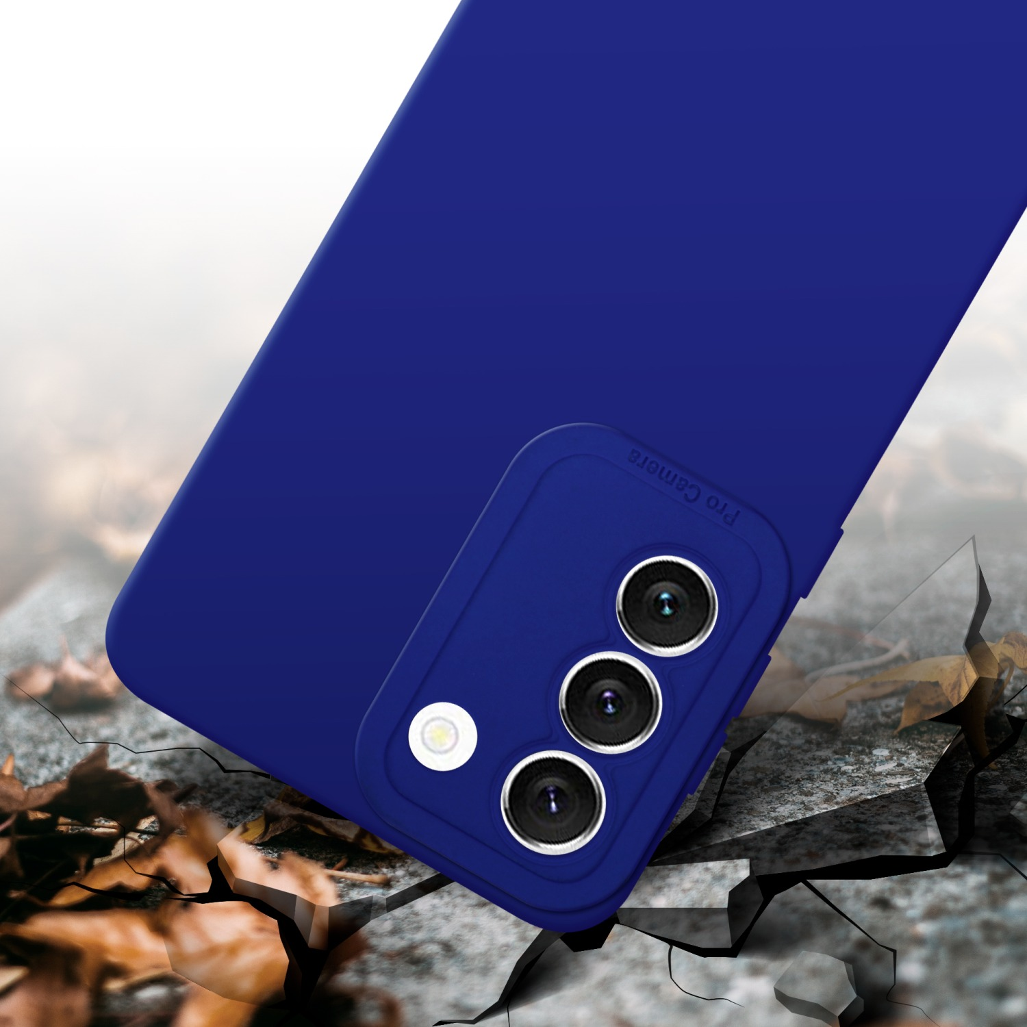 Coque de téléphone bleue. Trois objectifs de caméra. Sol en pierre fissuré. Arrière-plan flou.