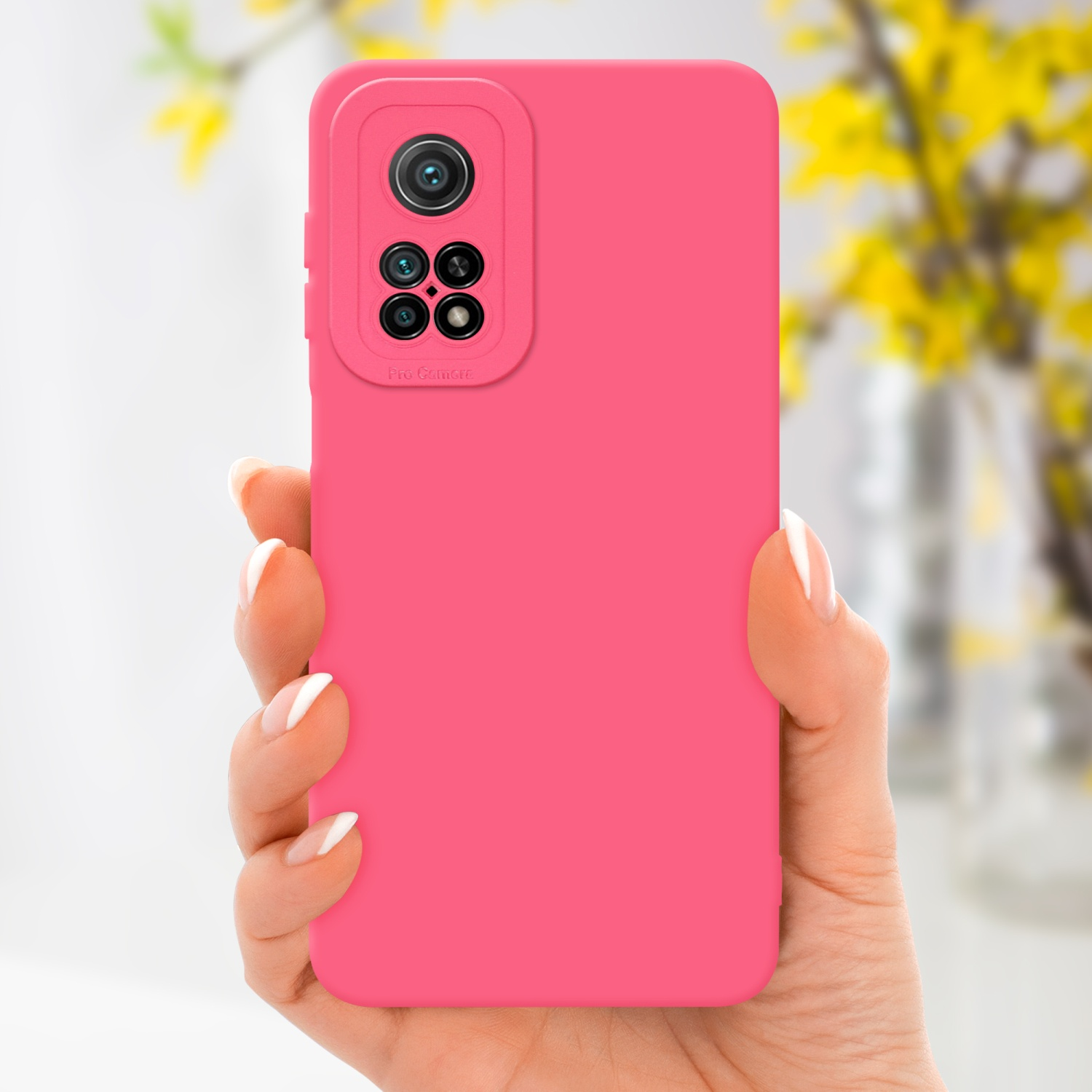 Custodia rosa con protezione fotocamera. Il telefono è tenuto da una mano con unghie bianche.