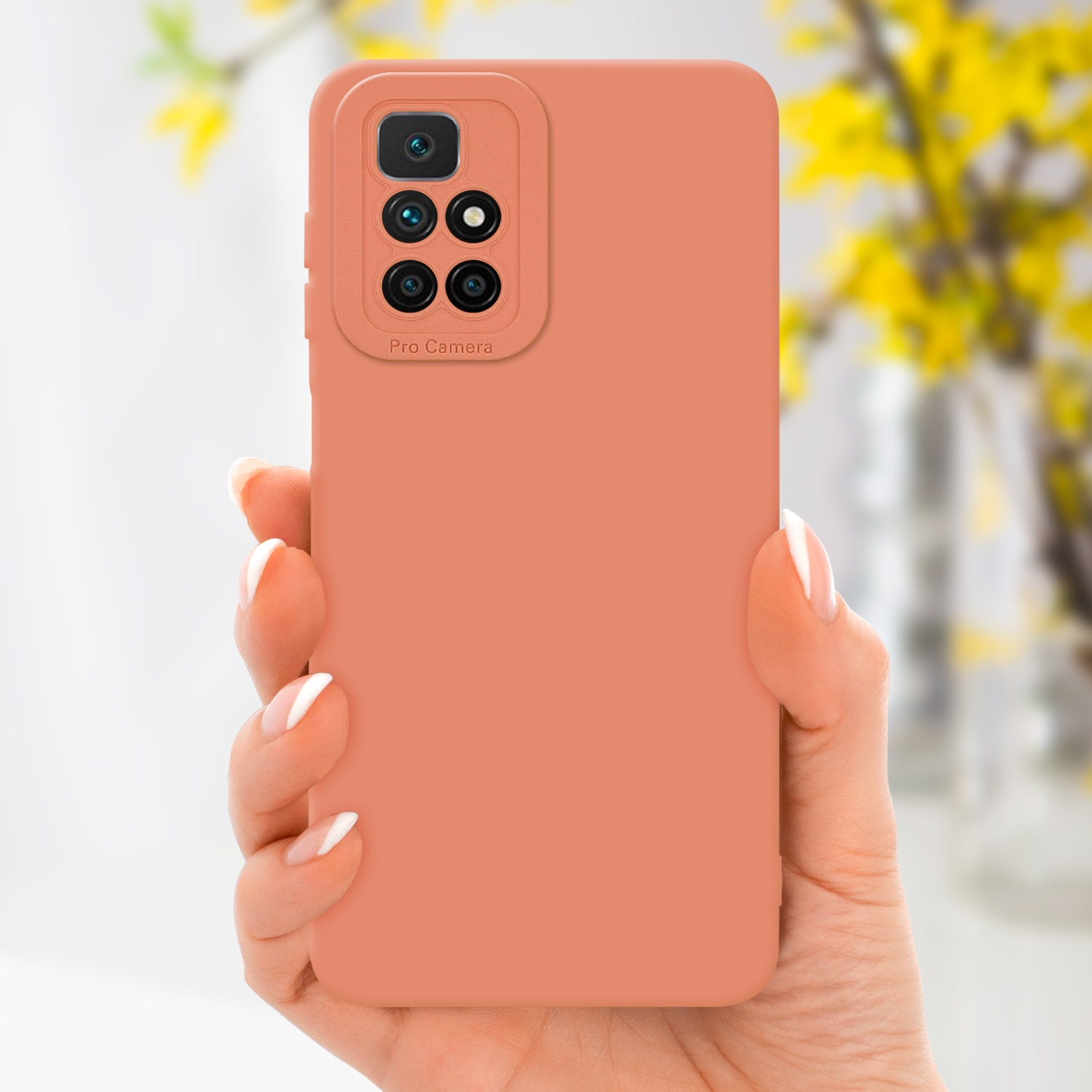 Une main tenant une coque de téléphone pêche avec un appareil photo.