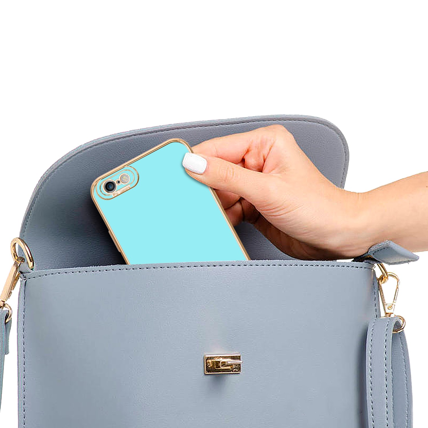 Hand hält blaues Telefon in einer blauen Tasche. Die Handyhülle hat Gold.