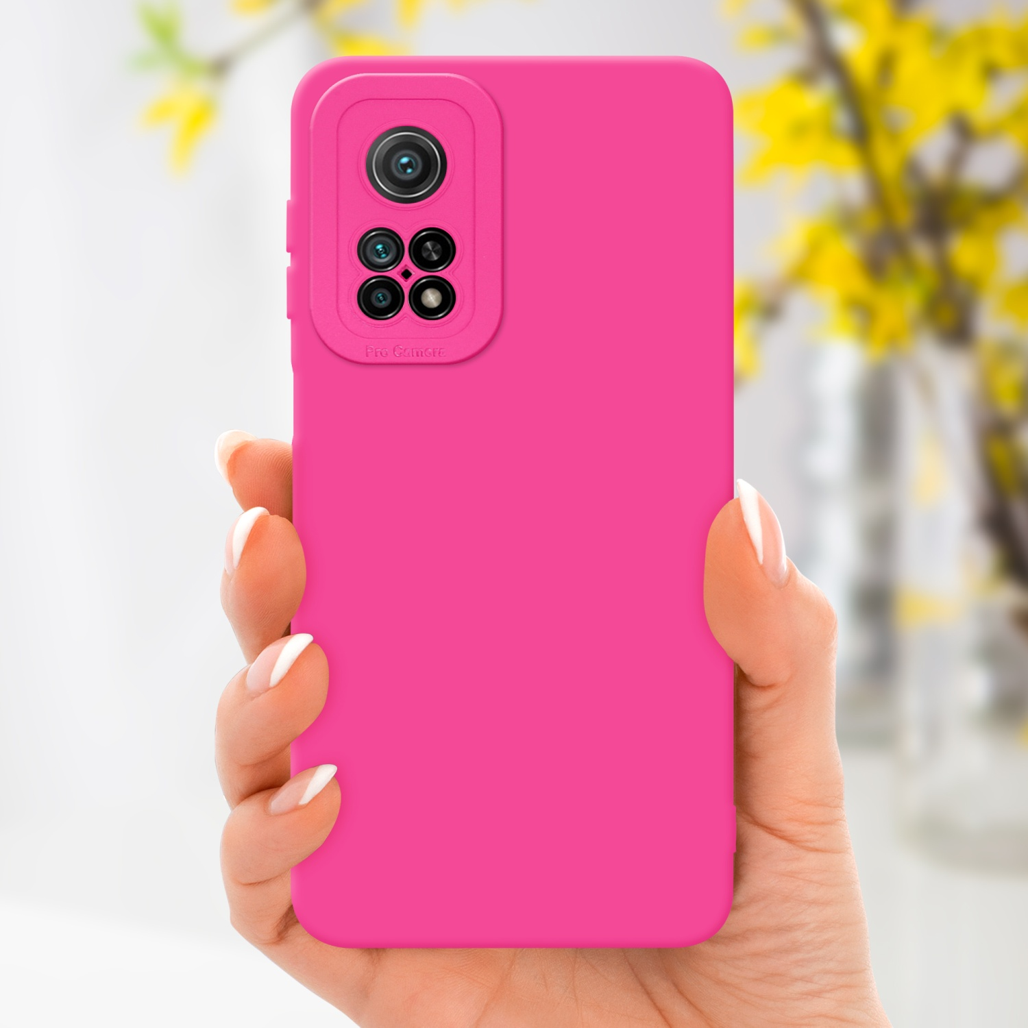 Eine Hand, die eine pinkfarbene Handyhülle mit Kamera und Objektiv hält, mit gelben Blumen im Hintergrund.