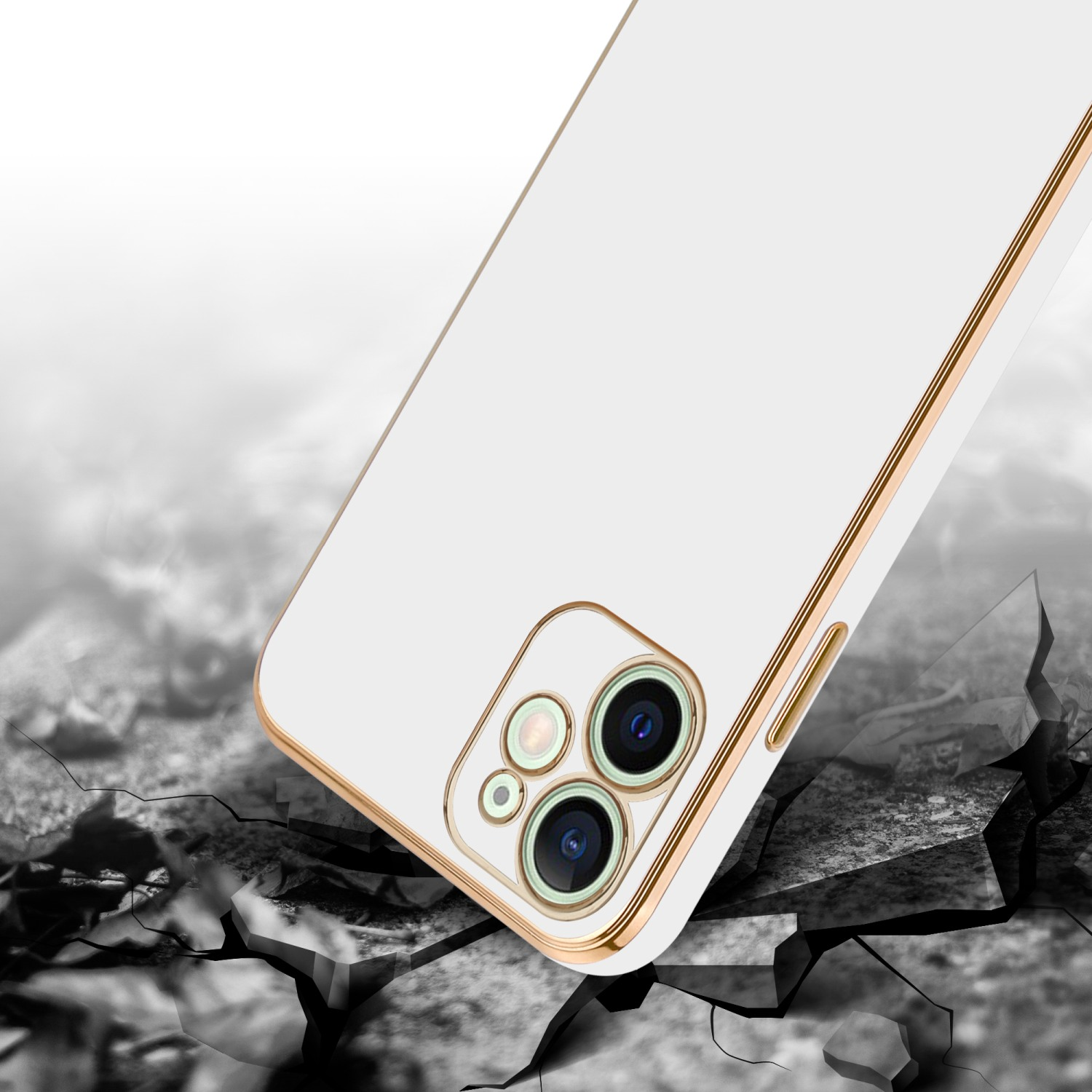 Eine weiße Handyhülle mit goldener Verzierung, die auf rissigem Boden liegt. Das Telefon ist abgewinkelt.