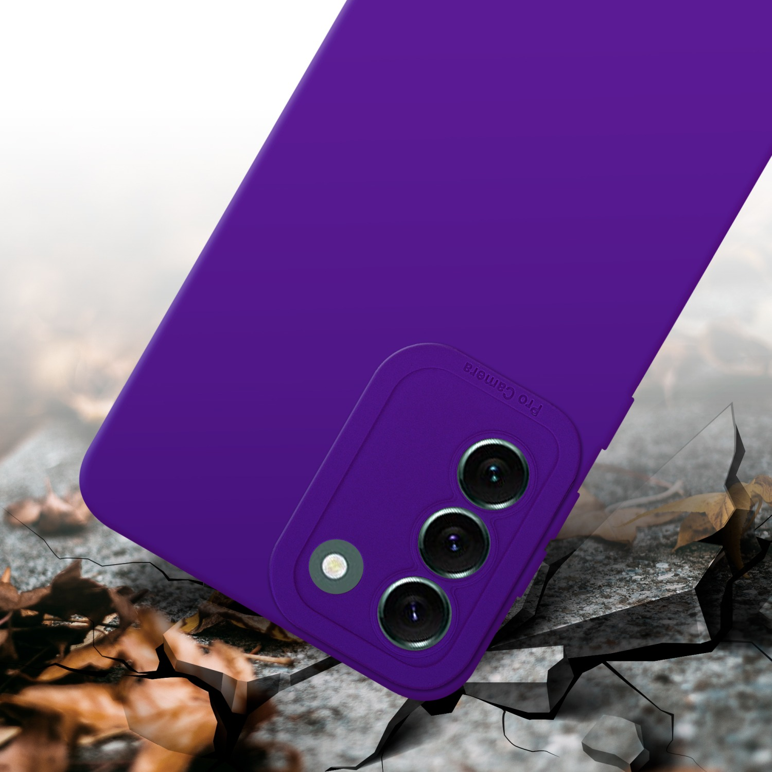 Custodia viola e telefono su superficie incrinata. Fotocamera del telefono visibile.
