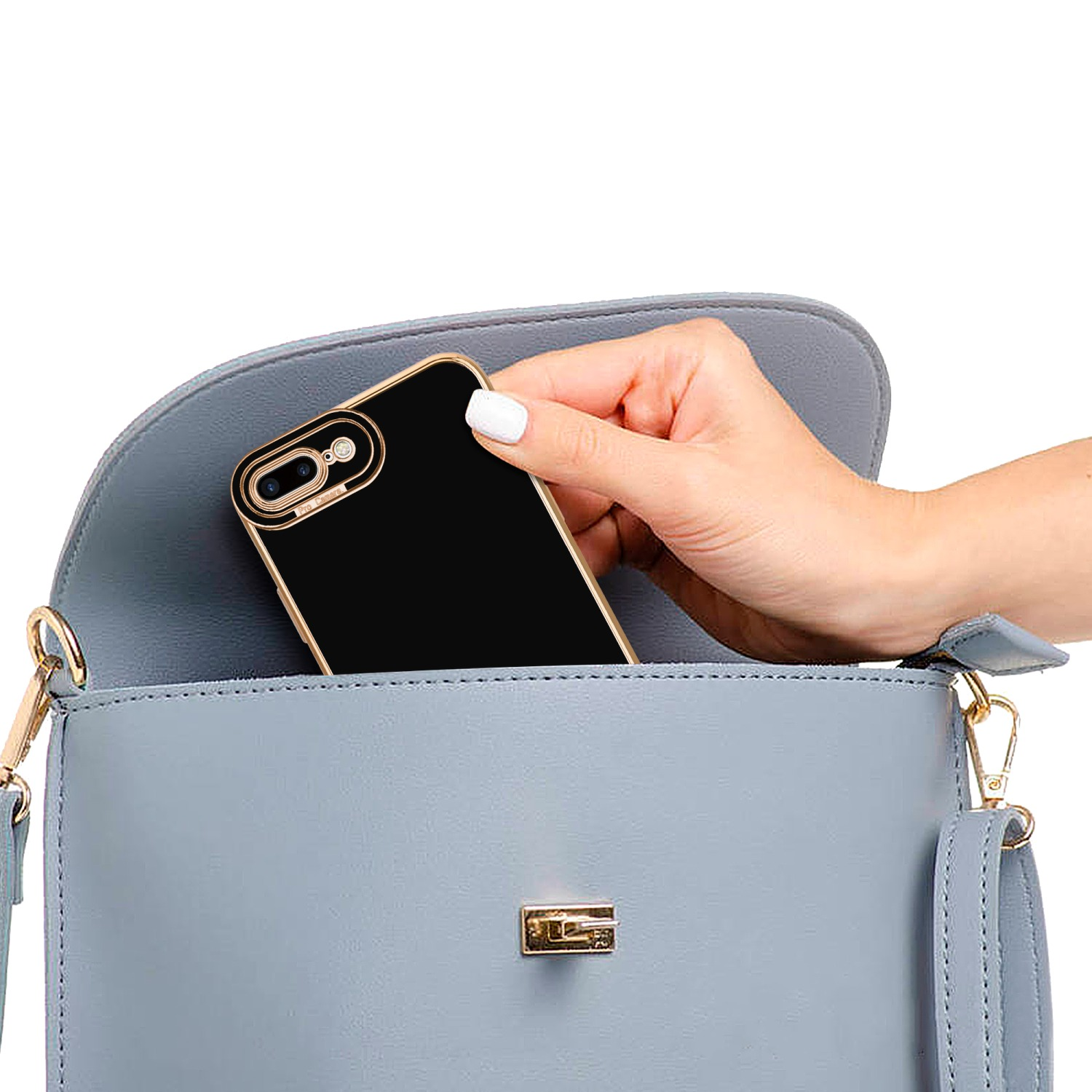 Hand legt ein schwarzes Telefon mit goldener Hülle in eine blaue Geldbörse.