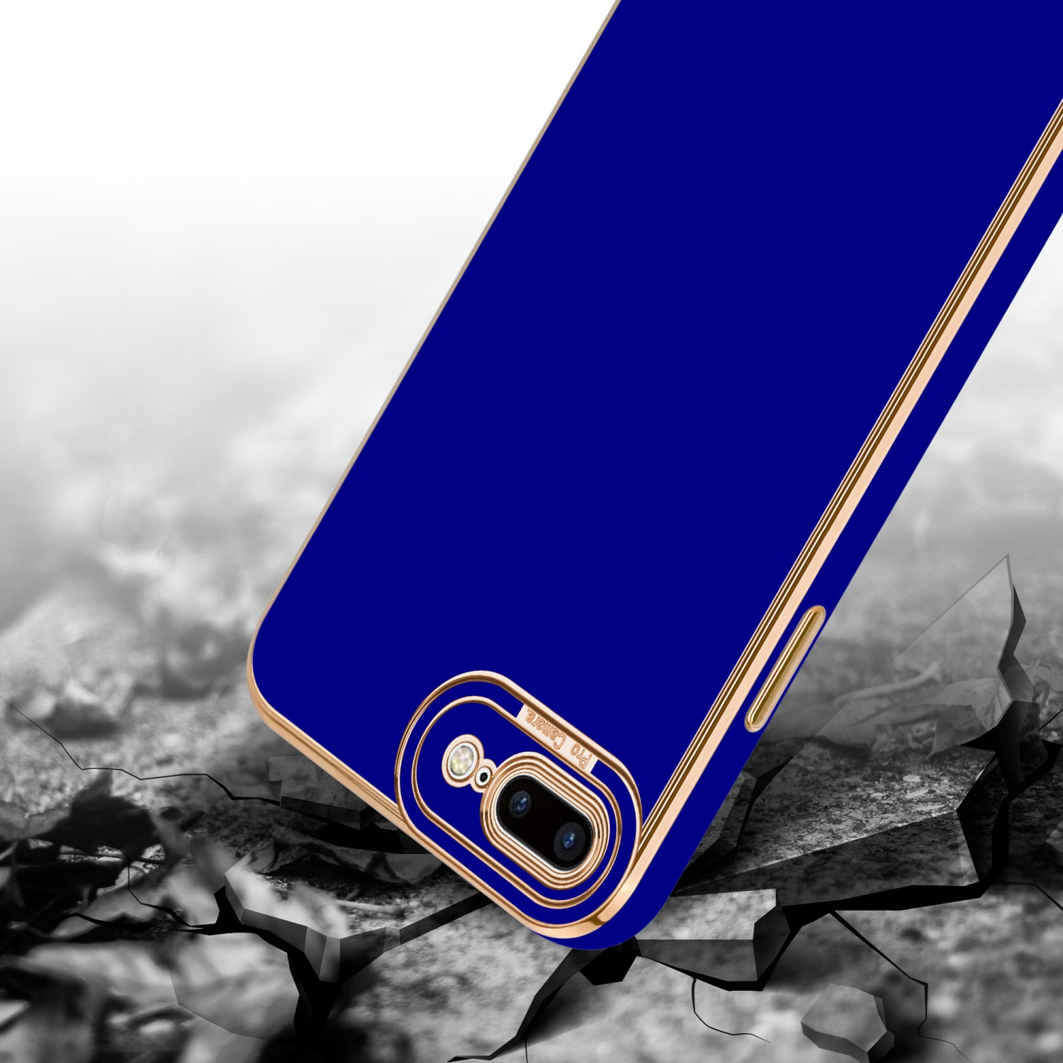Eine blaue Handyhülle mit goldfarbenen Zierleisten liegt auf einer zerbrochenen Oberfläche, Kameradetails sichtbar.