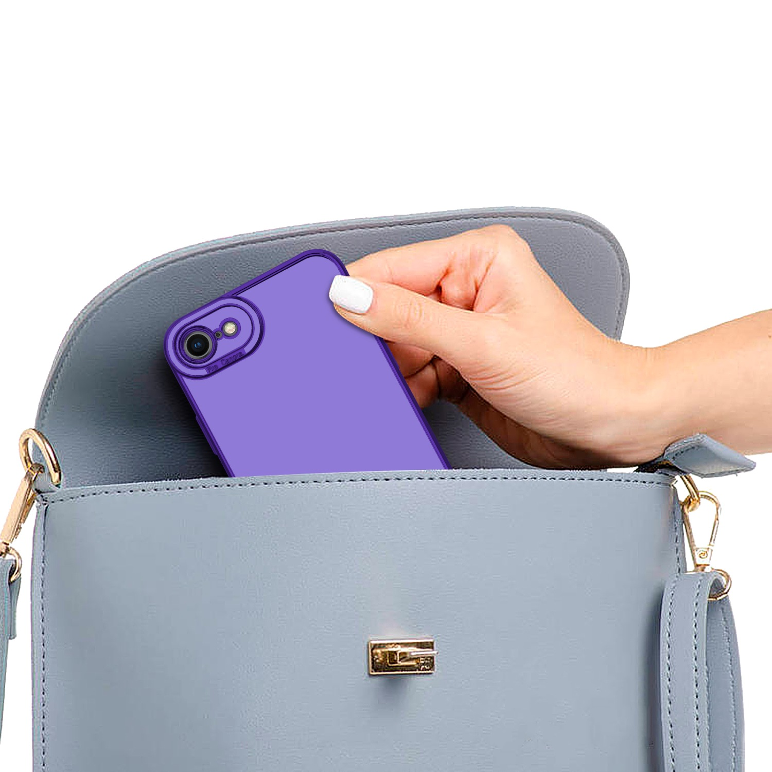 Eine Hand, die eine lila Handyhülle in einer blauen Handtasche hält. Der Hintergrund ist weiß.