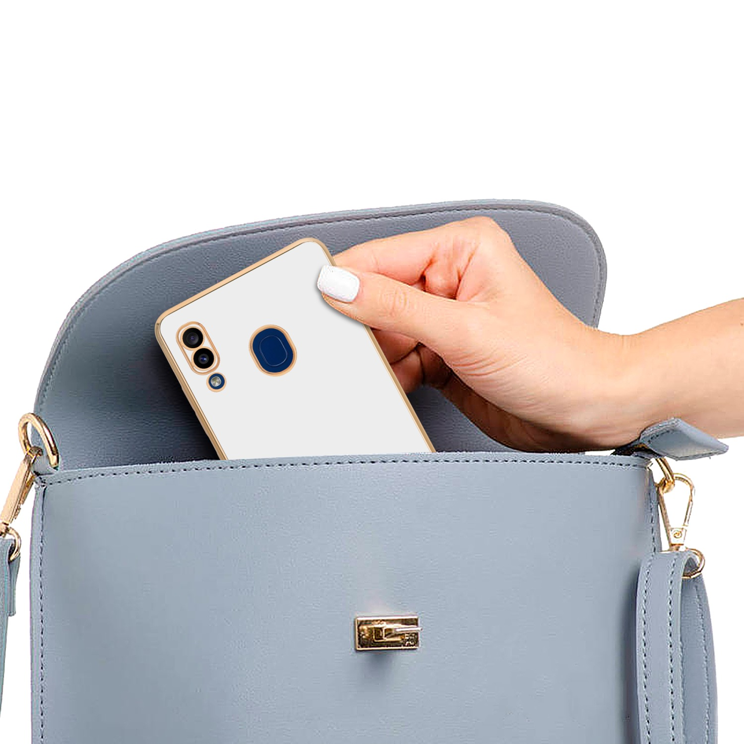 Eine Hand hält ein Smartphone in einer hellblauen Handtasche. Das Telefon ist weiß mit einem goldenen Rahmen.