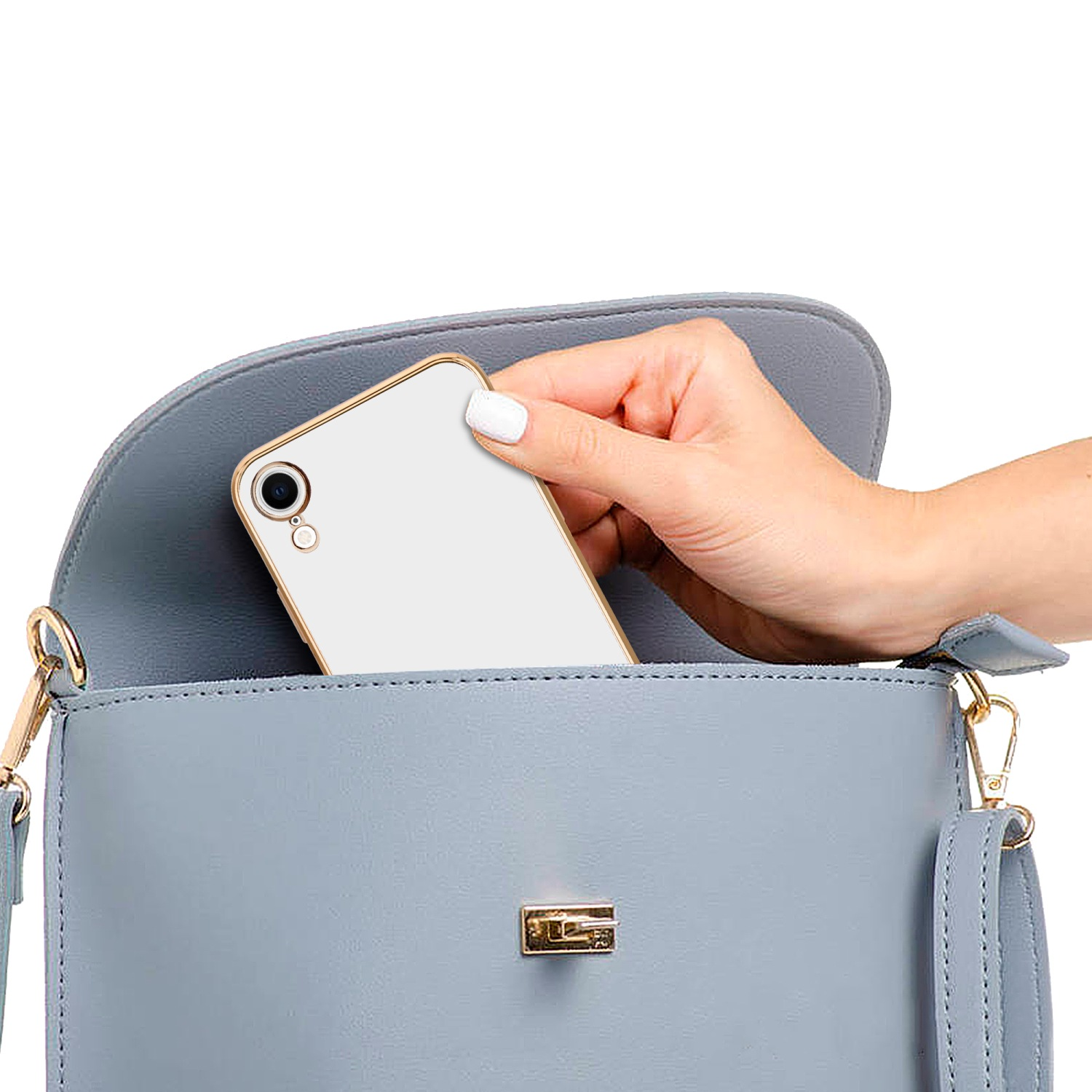 Hand hält ein weißes Telefon, das sich teilweise in einer hellblauen Geldbörse befindet.