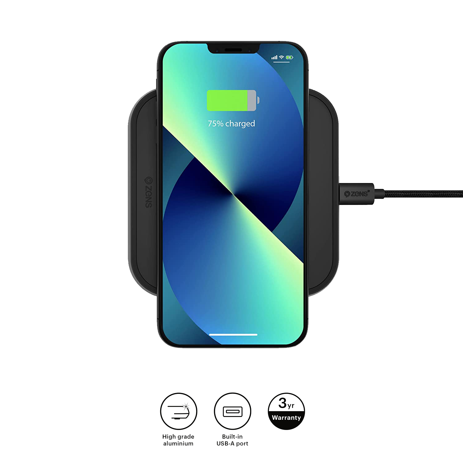 Teléfono negro cargando en un cargador inalámbrico, mostrando 75% de carga, con puerto USB-A.