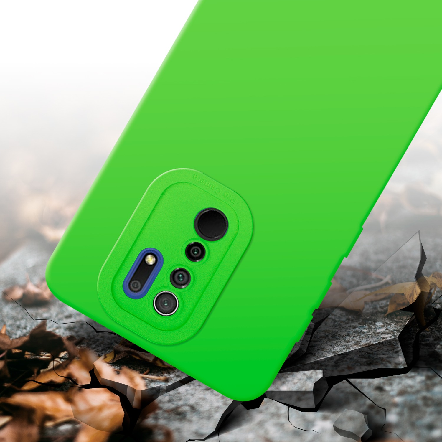 Custodia verde per telefono con ritaglio per fotocamera, su superficie crepata.
