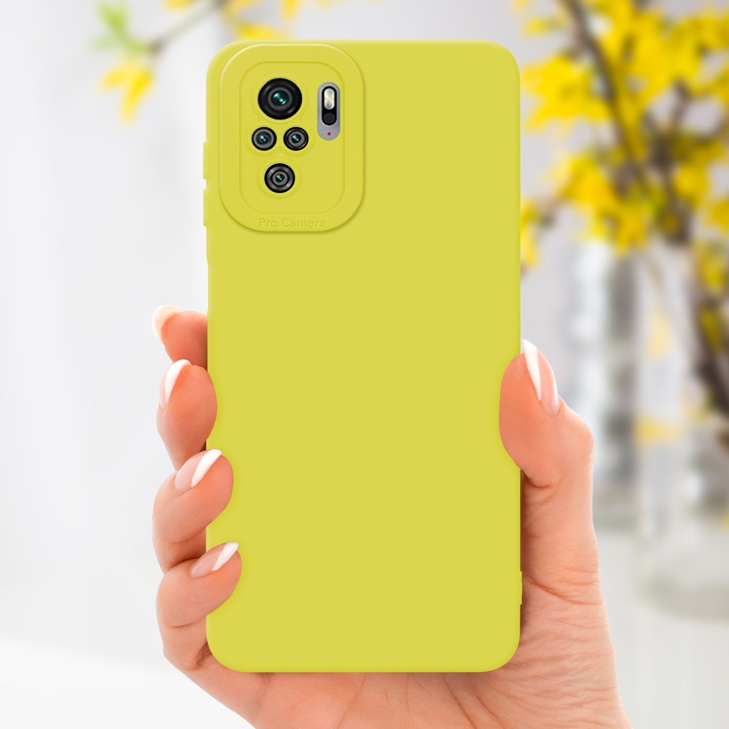 Una mano che tiene una custodia per telefono gialla con un ritaglio per la fotocamera, fiori gialli sullo sfondo.