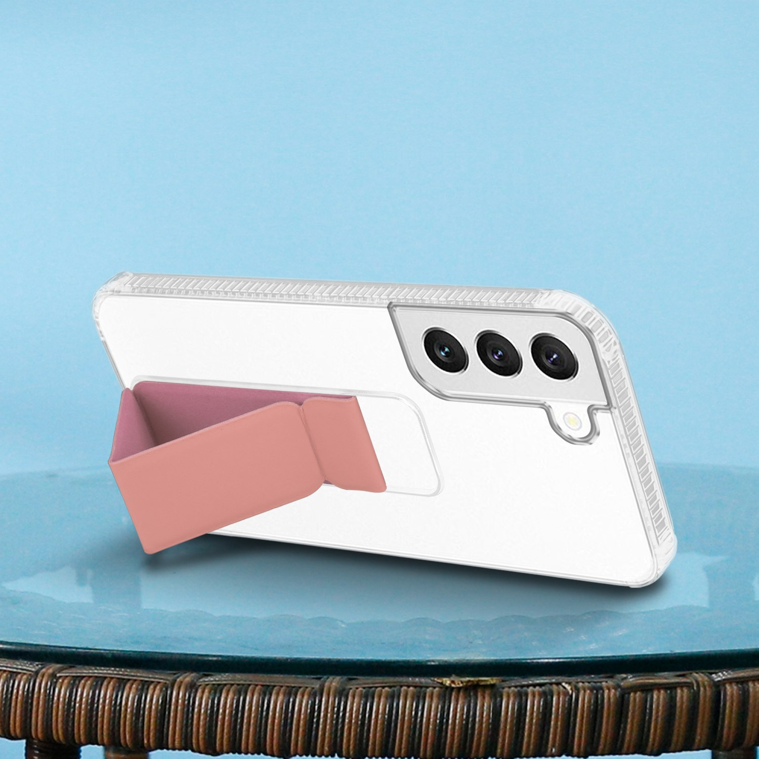 Weißes Telefon mit pinkfarbenem Ständer. Das Telefon hat drei Kameras. Blauer Hintergrund.