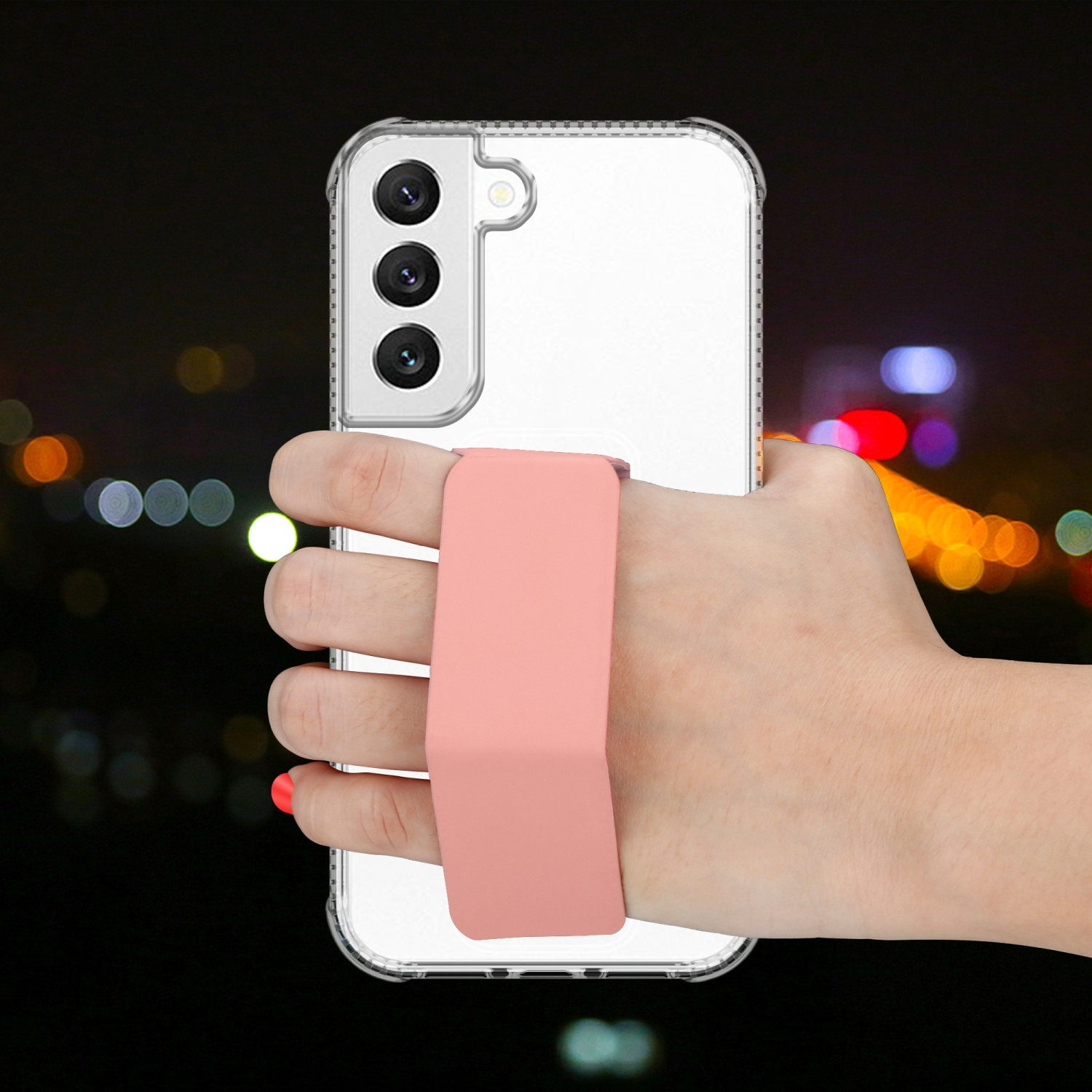 Hand, die ein Telefon hält. Das Telefon ist transparent mit pinkfarbenem Riemen.