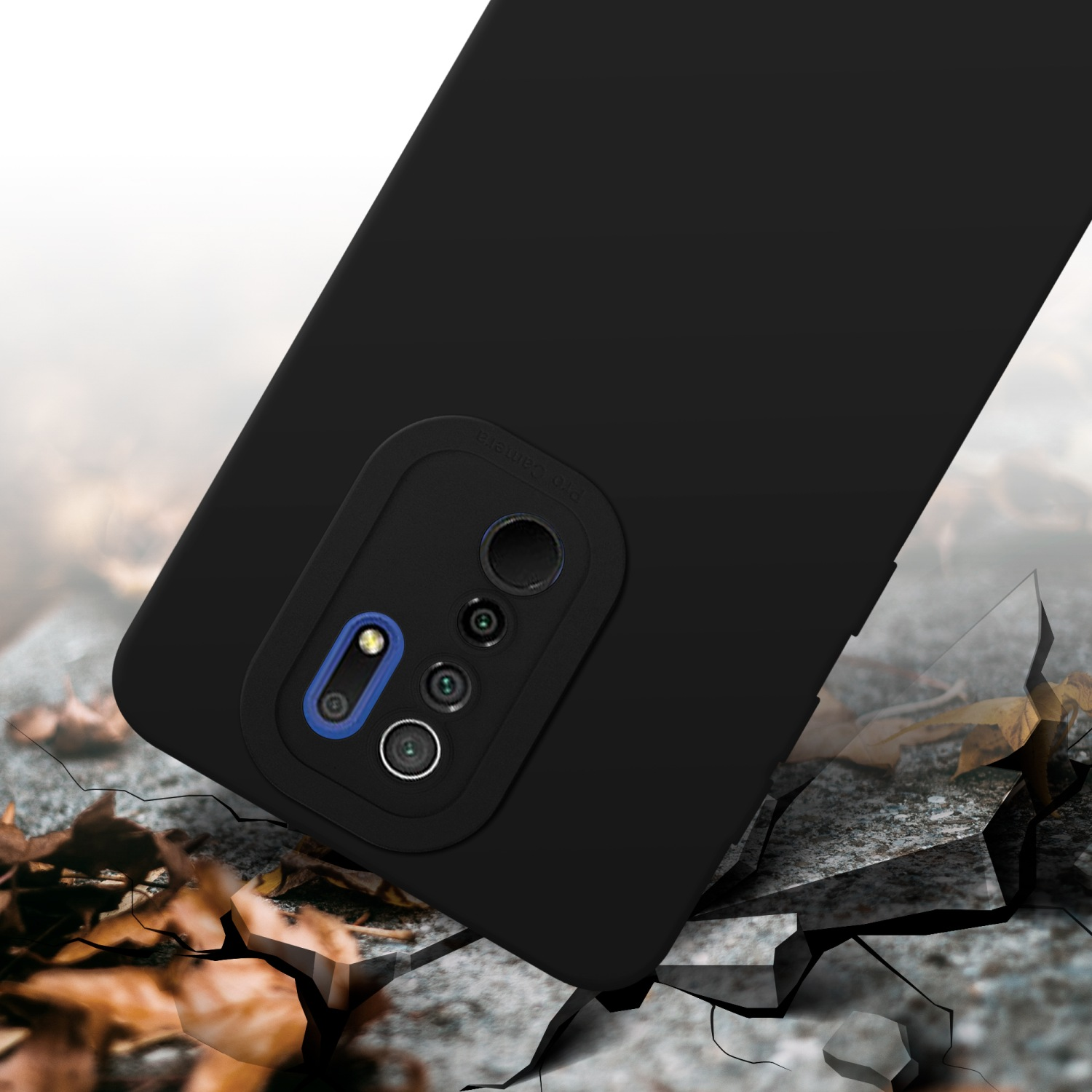 Una custodia nera con area fotocamera visibile, su una superficie incrinata.