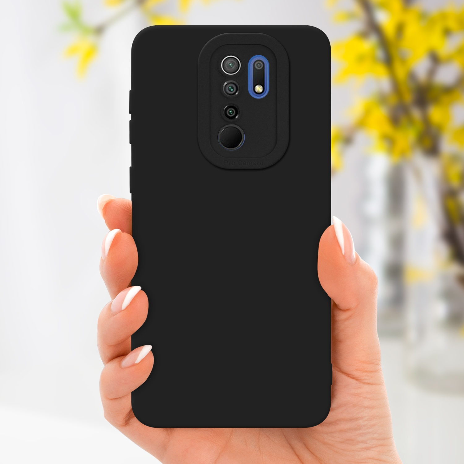 Una custodia nera per telefono tenuta in mano. La custodia ha un rialzo per la fotocamera.
