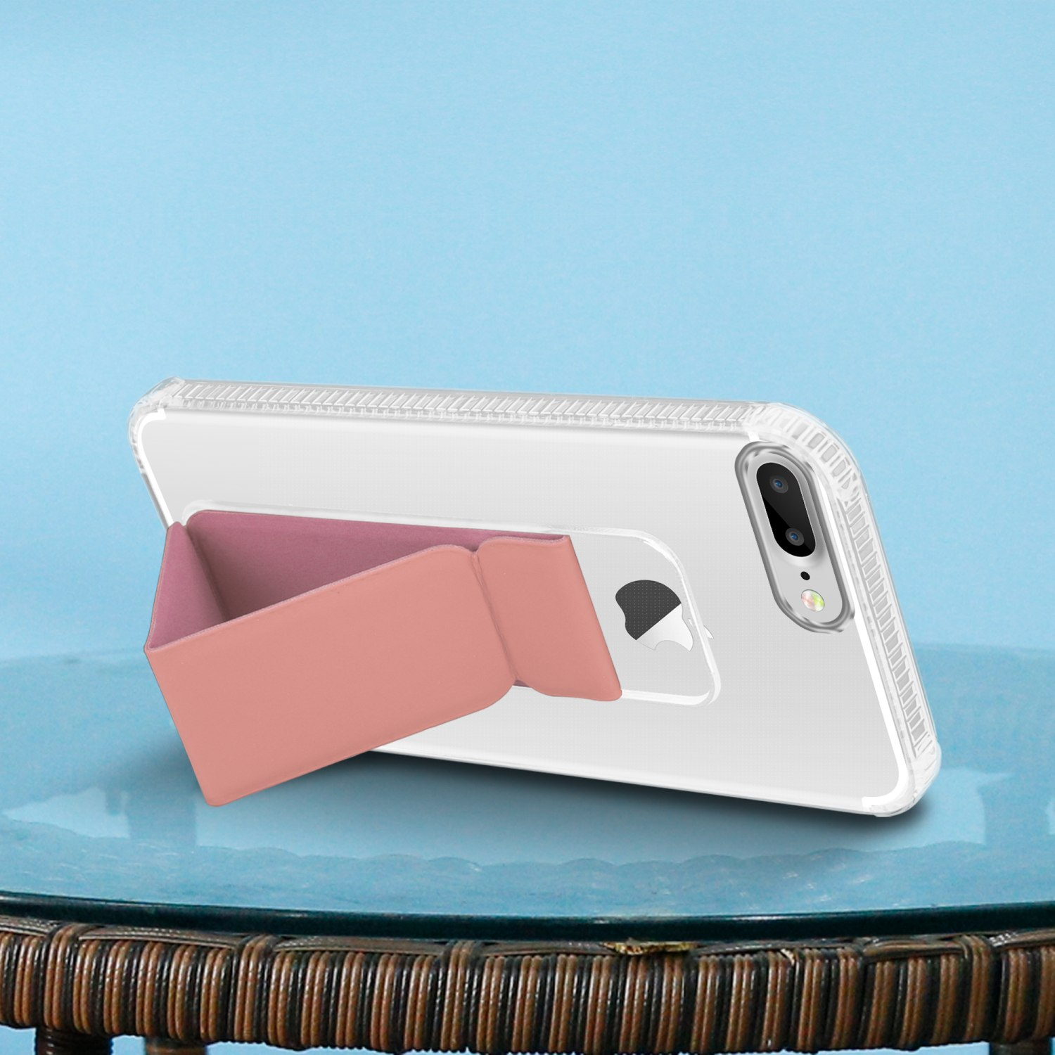 Ein Telefon in einer transparenten Hülle mit einem rosa Ständer. Das Telefon befindet sich auf einer blauen Oberfläche.