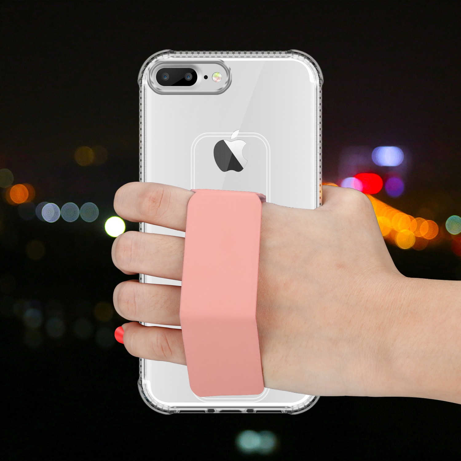 Hand hält klares Telefon mit rosa Griff. Stadtlichter im verschwommenen Hintergrund.