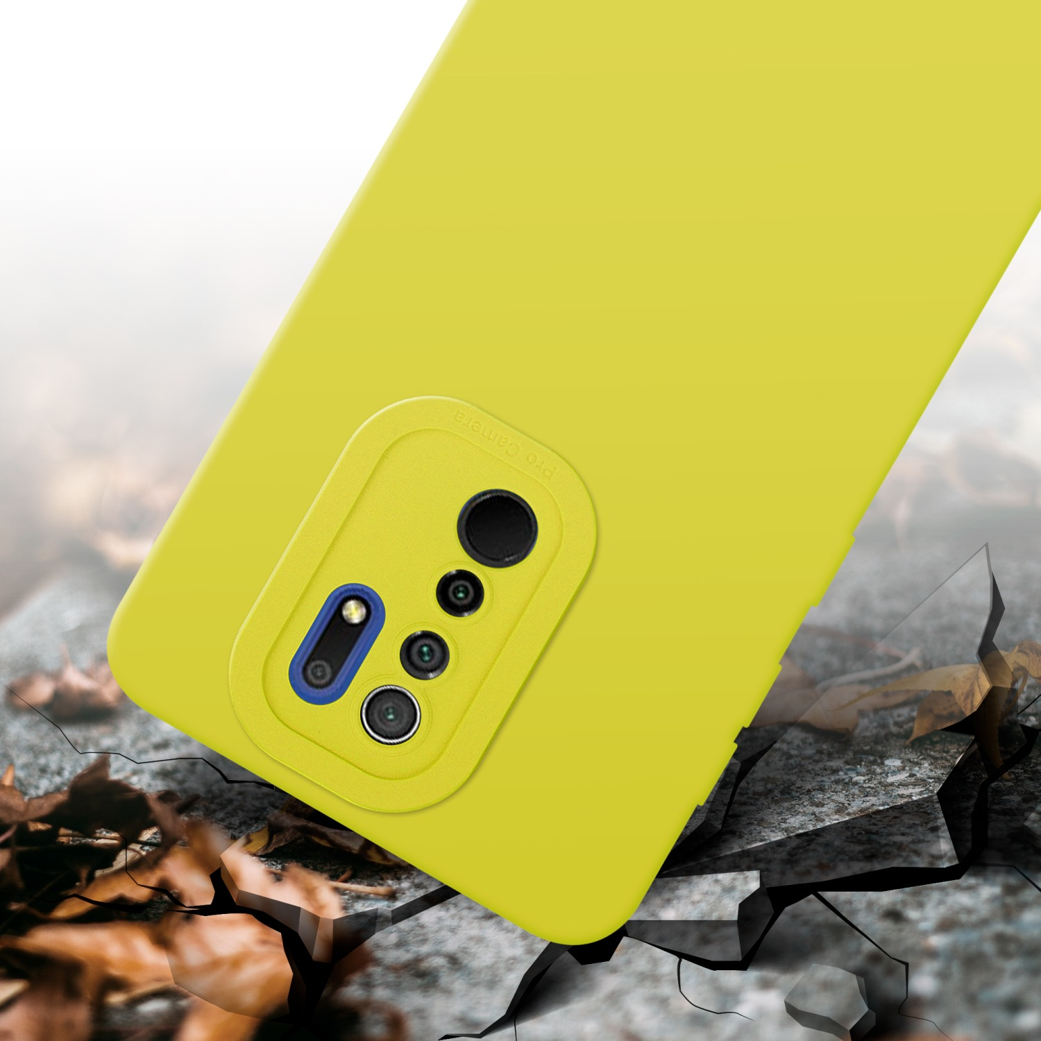 Una custodia gialla con un'estensione della fotocamera su una superficie incrinata, con foglie. La custodia è rivolta verso l'alto.