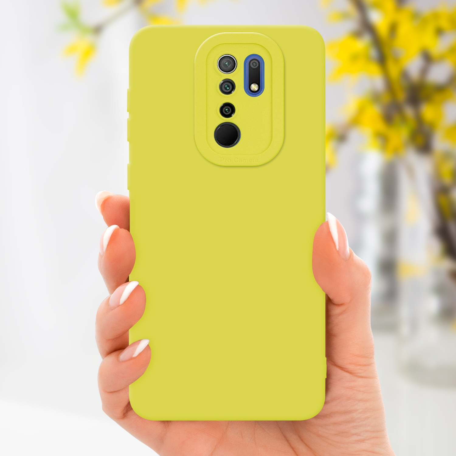 Custodia per telefono gialla tenuta in mano. Fiori gialli sfocati sullo sfondo. Modulo fotocamera.