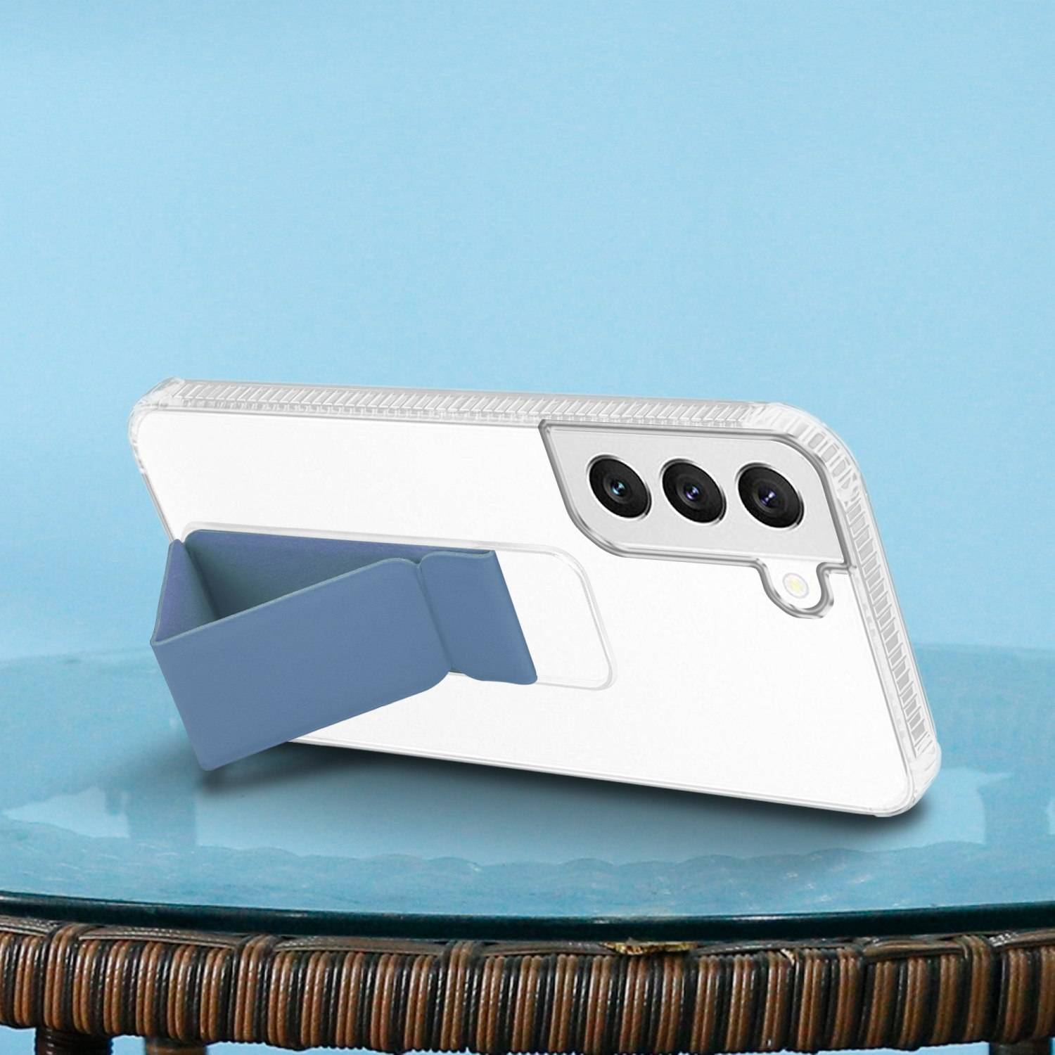 Ein weißes Telefon mit blauem Aufstellhalter. Das Telefon hat eine Dreifachkamera.