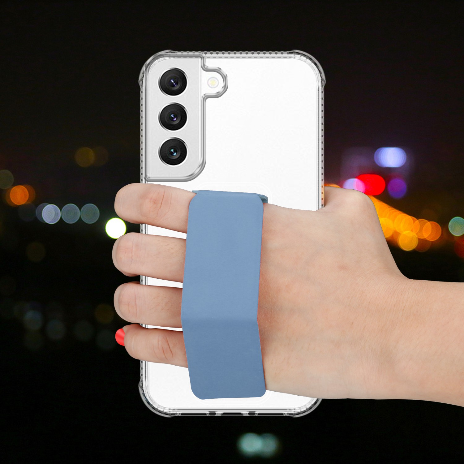 Hand, die ein Telefon mit einem blauen Gurt hält.