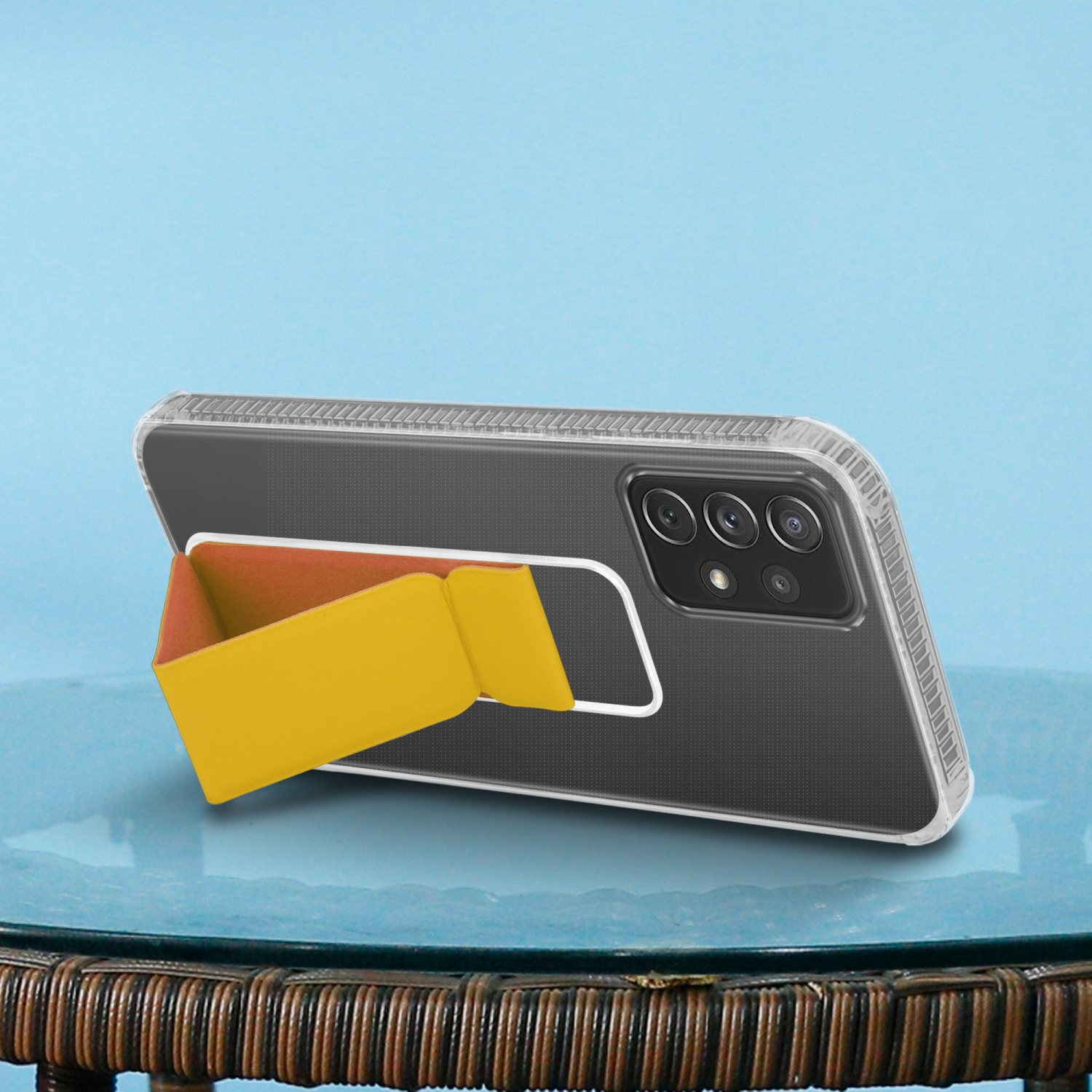 Telefon in einer transparenten Hülle mit gelbem Ständer. Blauer Hintergrund. Das Telefon ist geneigt.