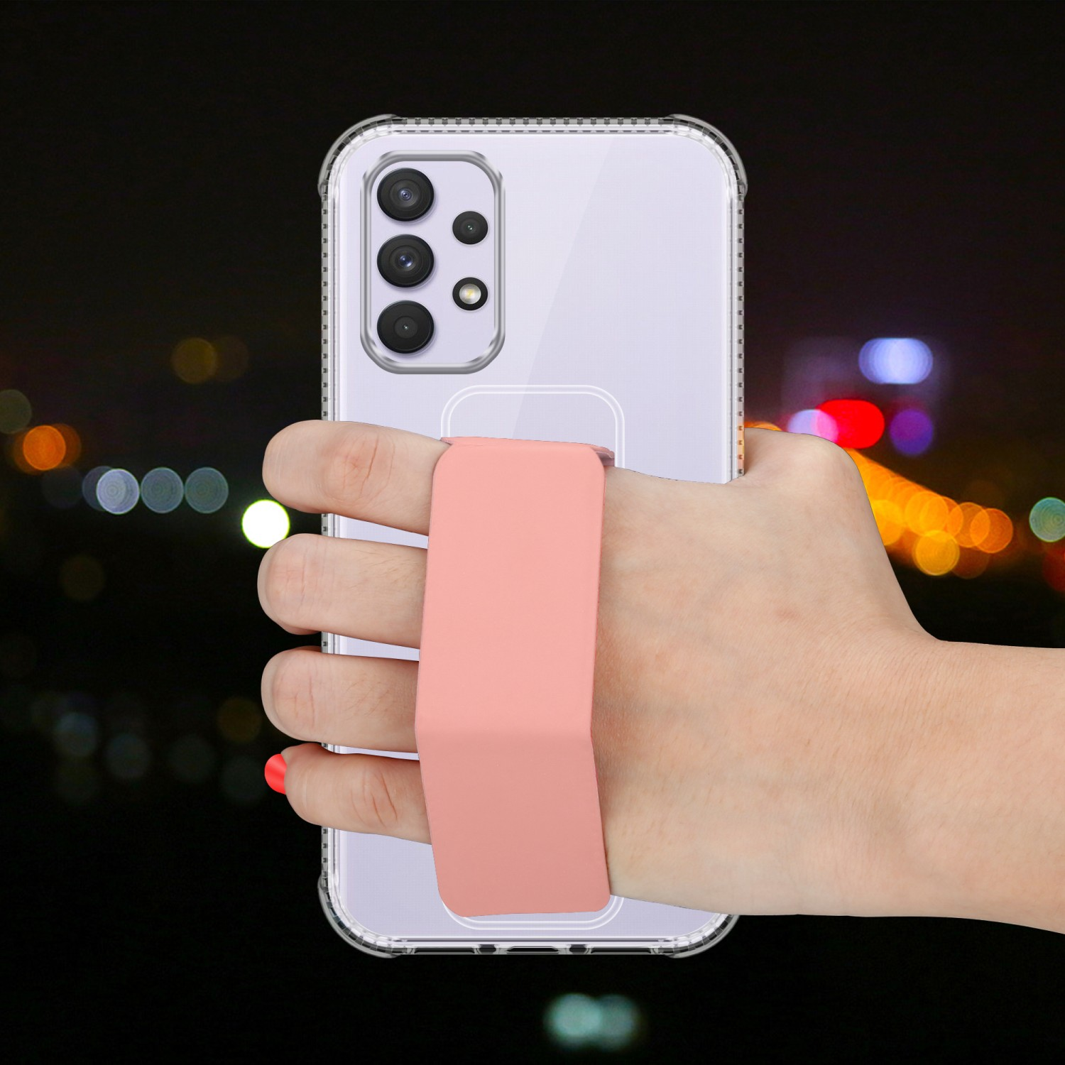 Hand hält Telefon mit klarer Hülle und pinkfarbenem Riemen. Nacht-Hintergrund.
