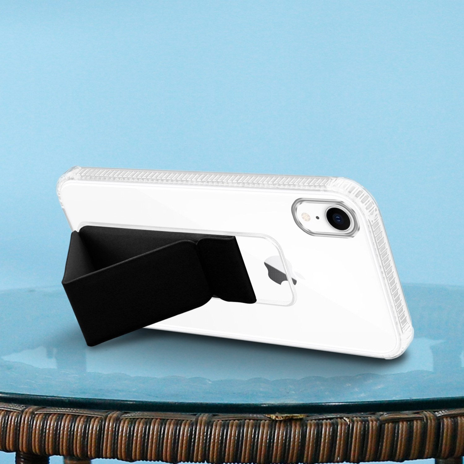 Ein Telefon in einer transparenten Hülle wird von einem schwarzen Ständer gehalten. Das Telefon steht auf einem Glastisch.