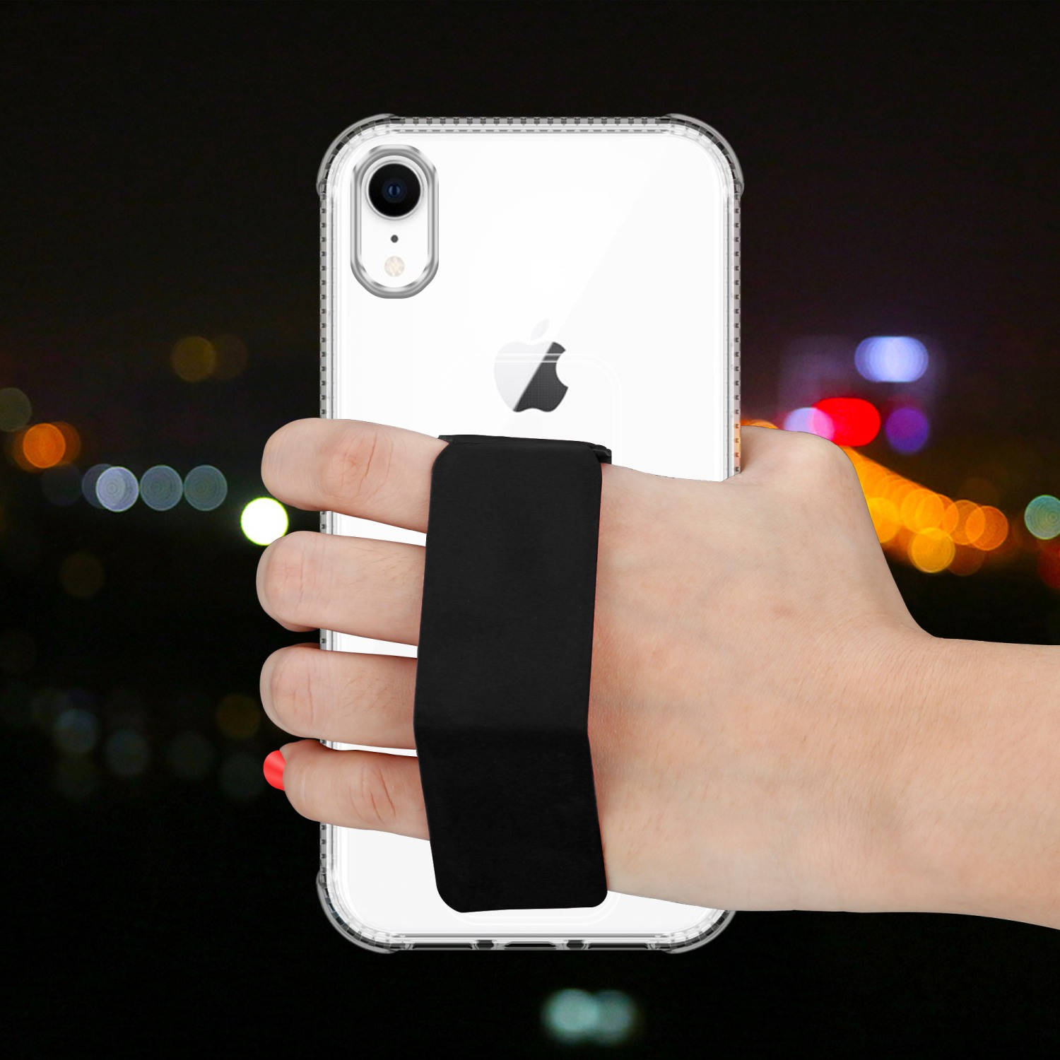 Eine Hand, die ein Telefon mit einem daran befestigten schwarzen Riemen hält.