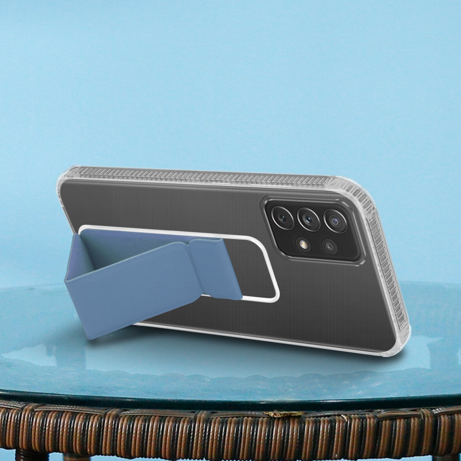 Eine transparente Handyhülle mit Ständer lehnt an einem blauen Hintergrund.