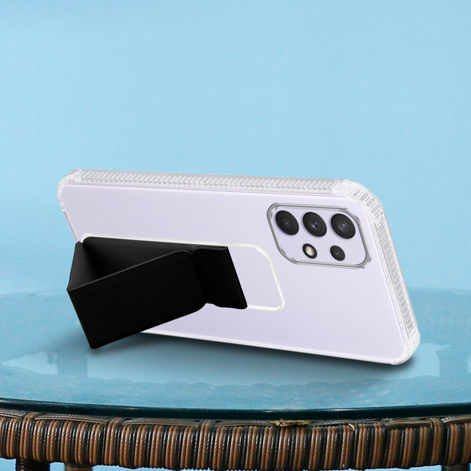 Eine transparente Handyhülle mit einem schwarzen Ständer. Das Telefon liegt auf einer blauen Oberfläche.
