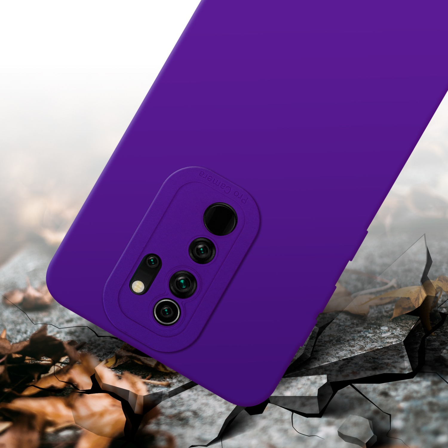 Custodia viola per telefono su terreno crepato.