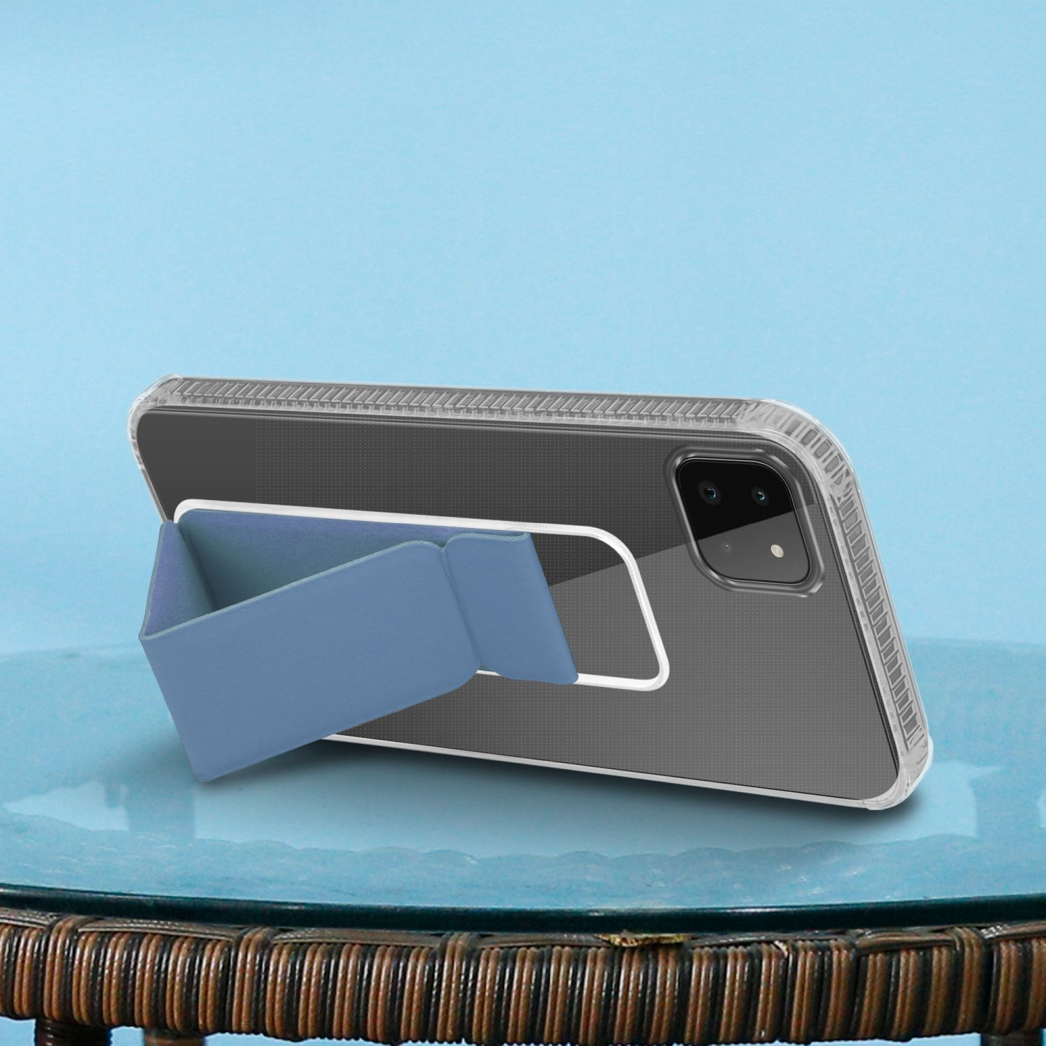 Telefon in einer transparenten Hülle mit blauem Ständer, vor einem hellblauen Hintergrund aufgestellt.