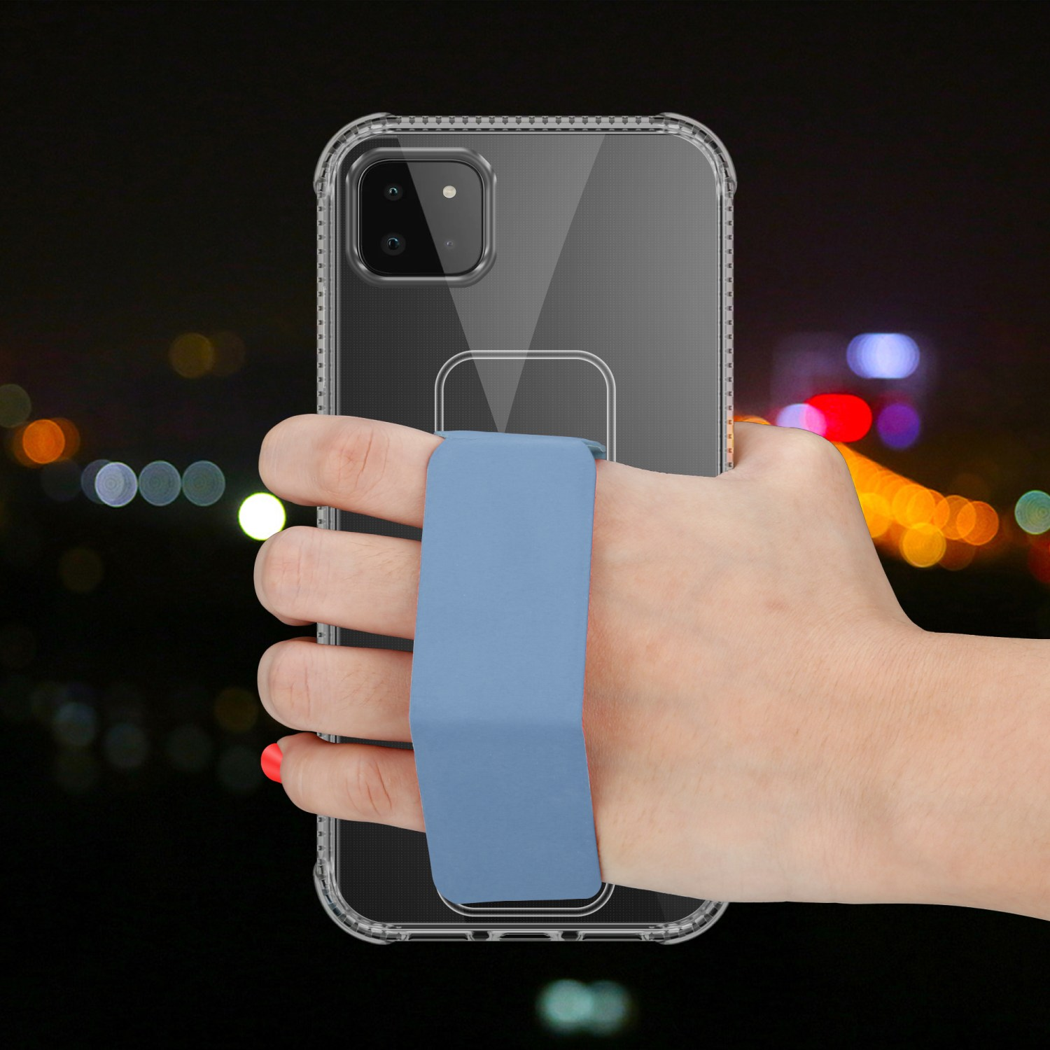 Hand hält Telefon in klarer Hülle mit blauem Riemen. Nacht Hintergrund mit Lichtern.
