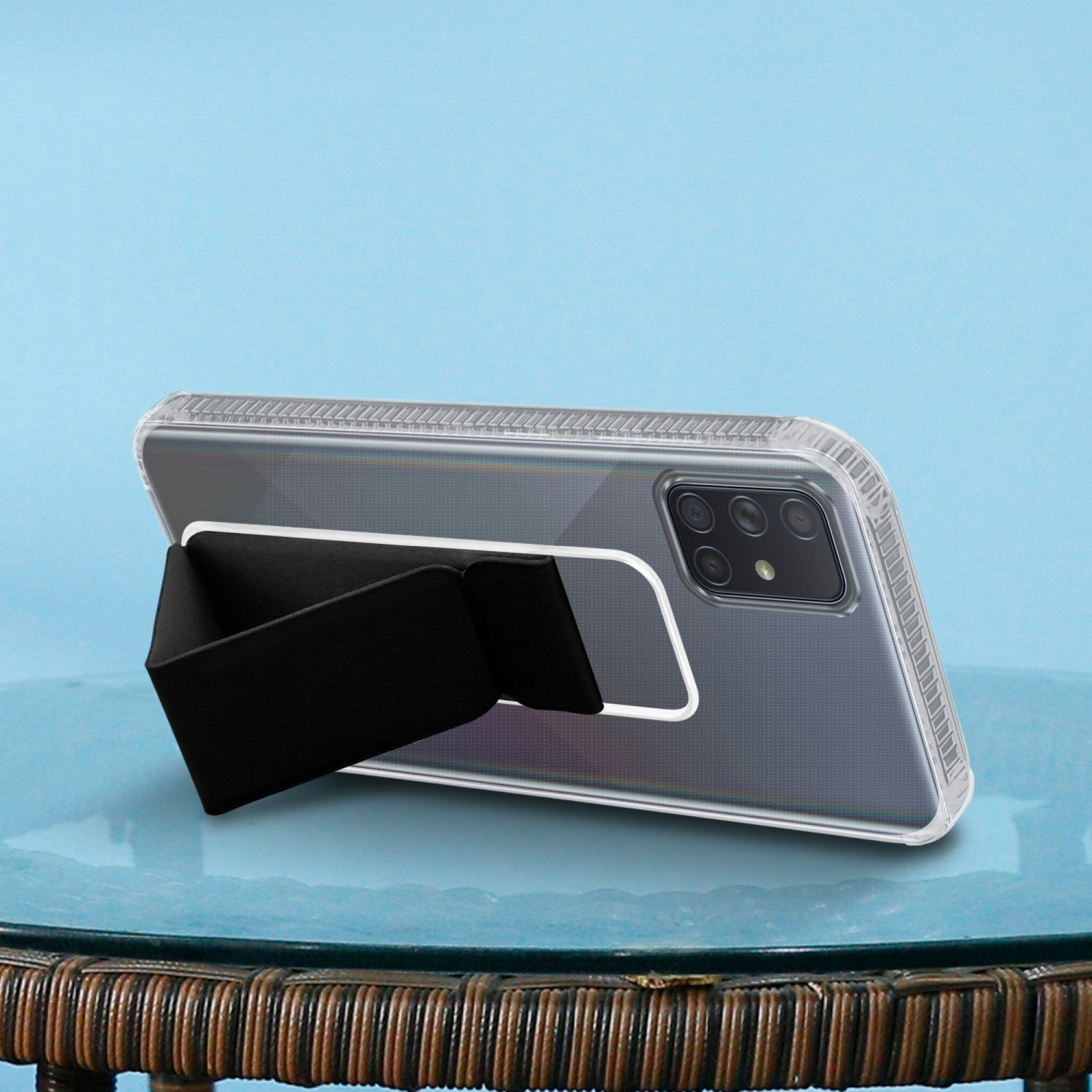 Transparente Handyhülle mit schwarzem Ständer. Das Telefon befindet sich auf blauem Hintergrund.