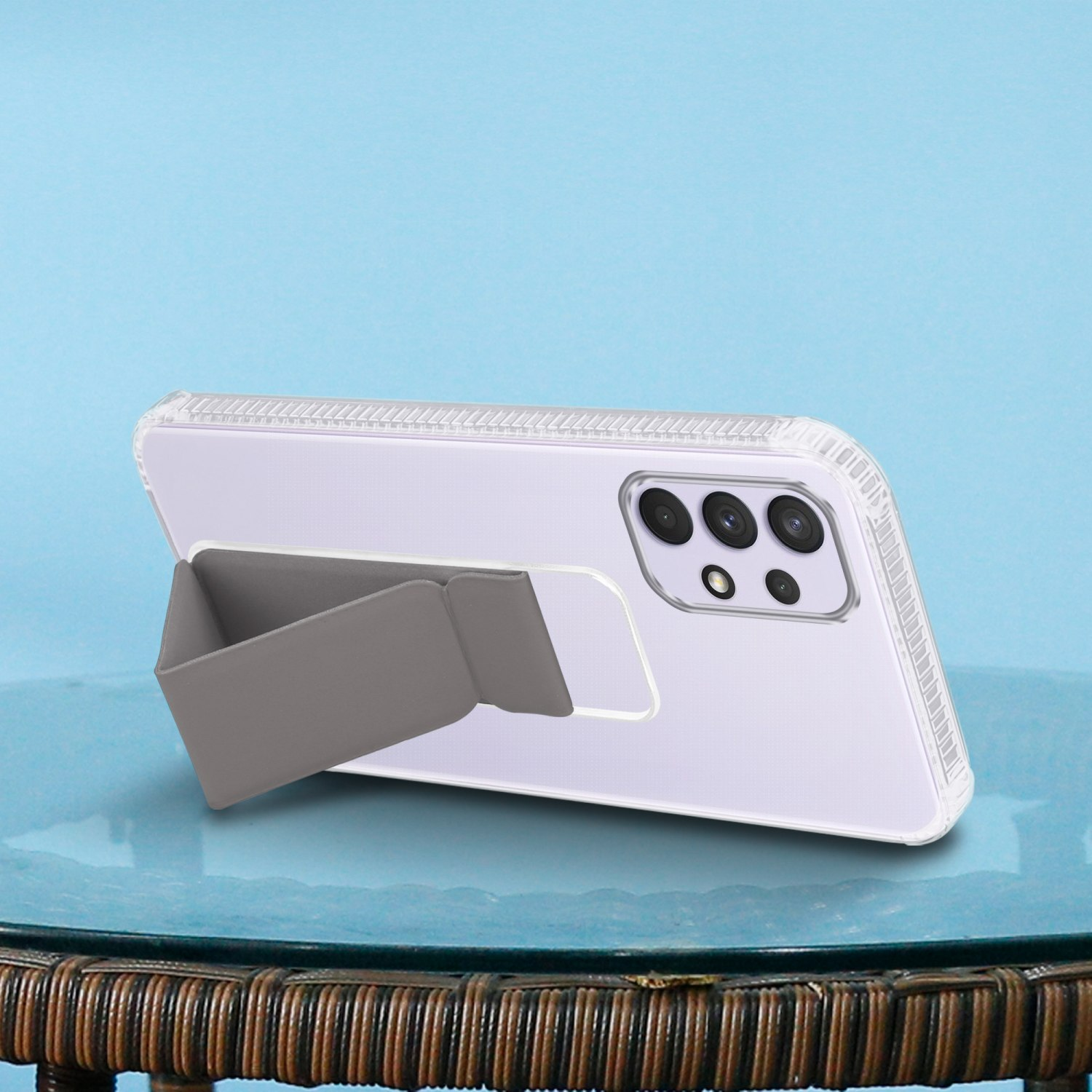 Ein Telefon in einer transparenten Hülle mit Ständer. Lehnt an einem blauen Hintergrund.