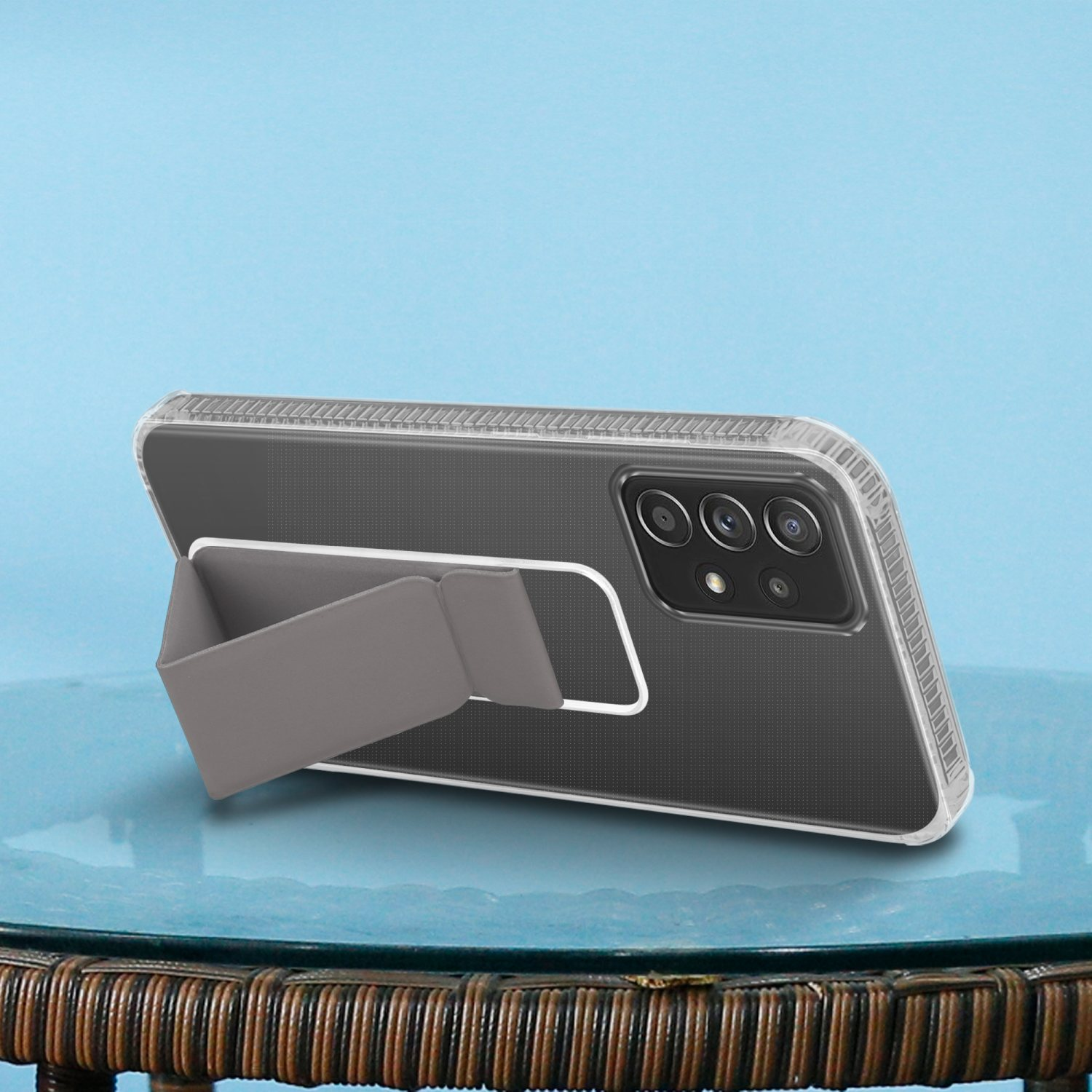 Ein Telefon in einer durchsichtigen Hülle mit Ständer, vor blauem Hintergrund. Der Ständer ist geöffnet, das Telefon liegt seitlich.