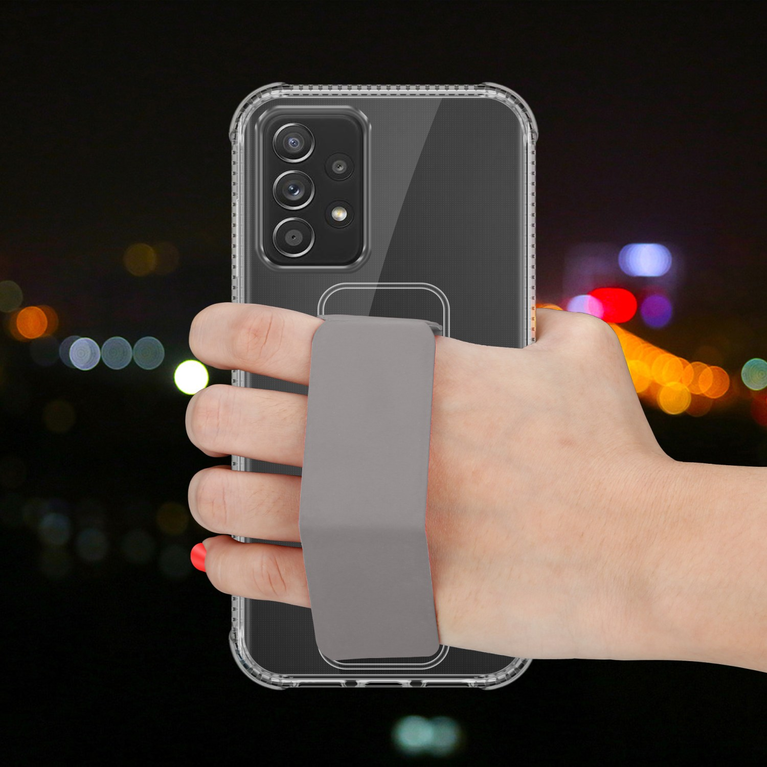 Eine Hand, die ein Telefon mit einer durchsichtigen Hülle und einem grauen Riemen hält. Der Hintergrund ist dunkel.
