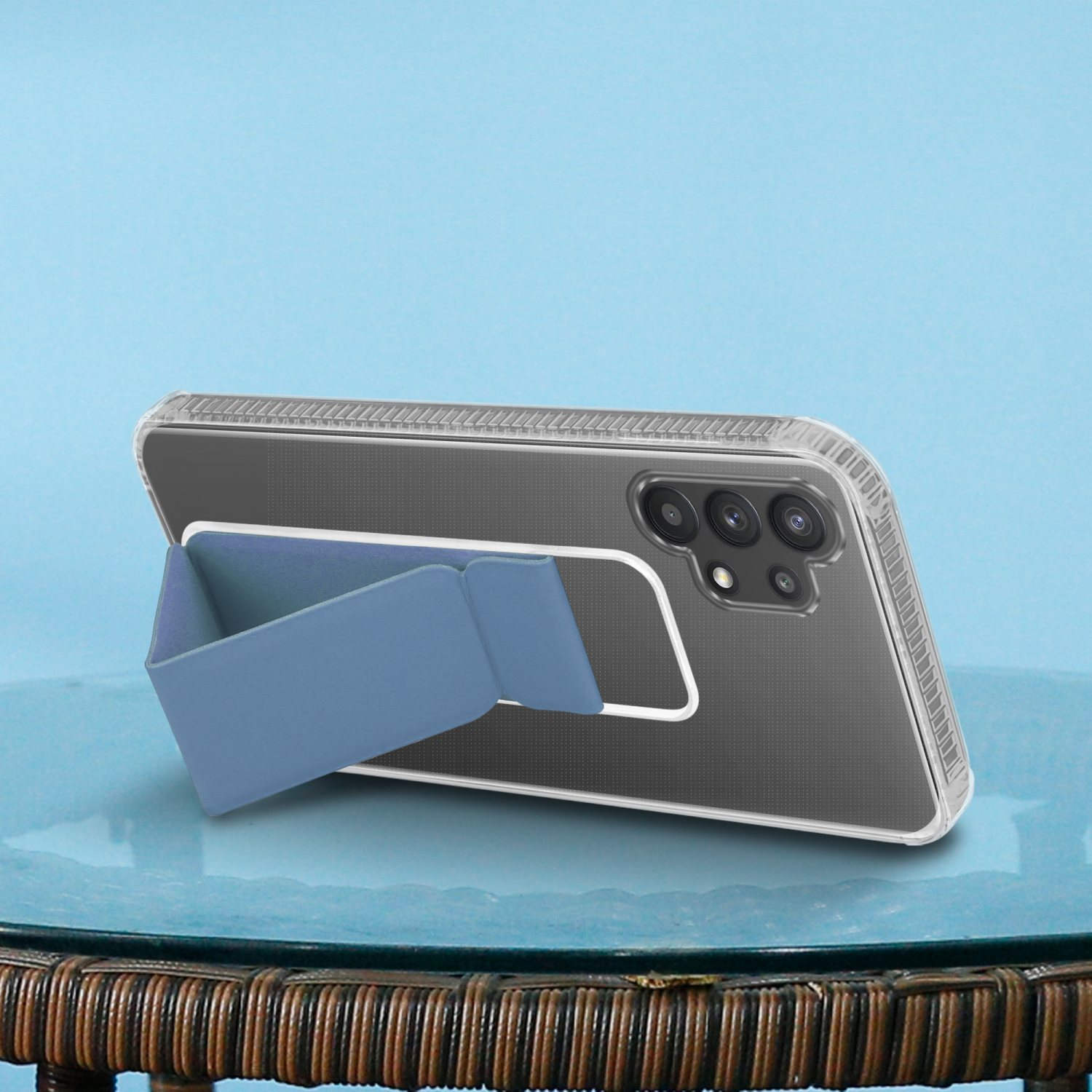 Telefon mit blauer Ständerhülle. Das Telefon steht auf einem Holztisch.
