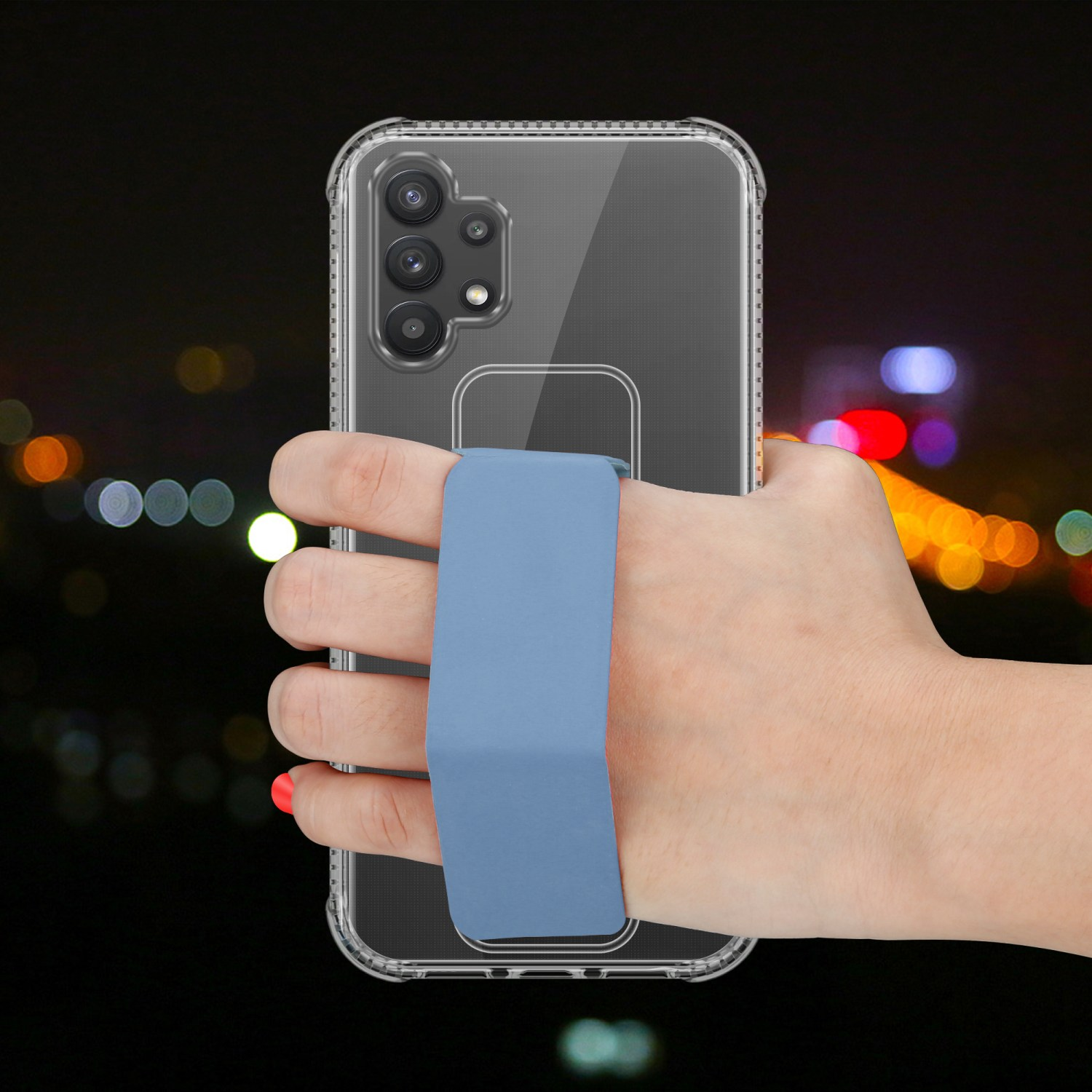 Hand hält Telefon mit blauem Riemen. Der Hintergrund zeigt verschwommene Lichter.
