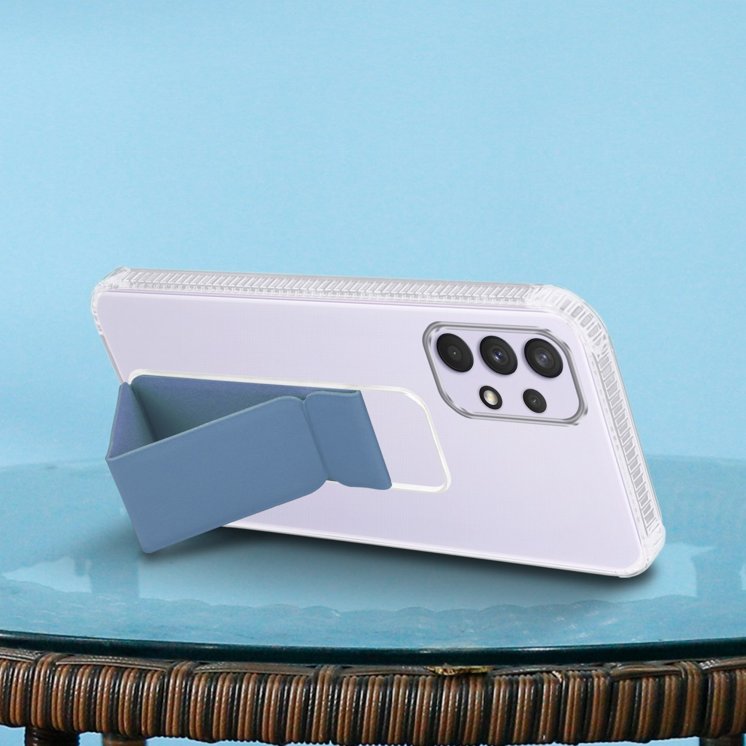 Ein helllila Telefon mit blauem Ständer ist vor hellblauem Hintergrund abgewinkelt.