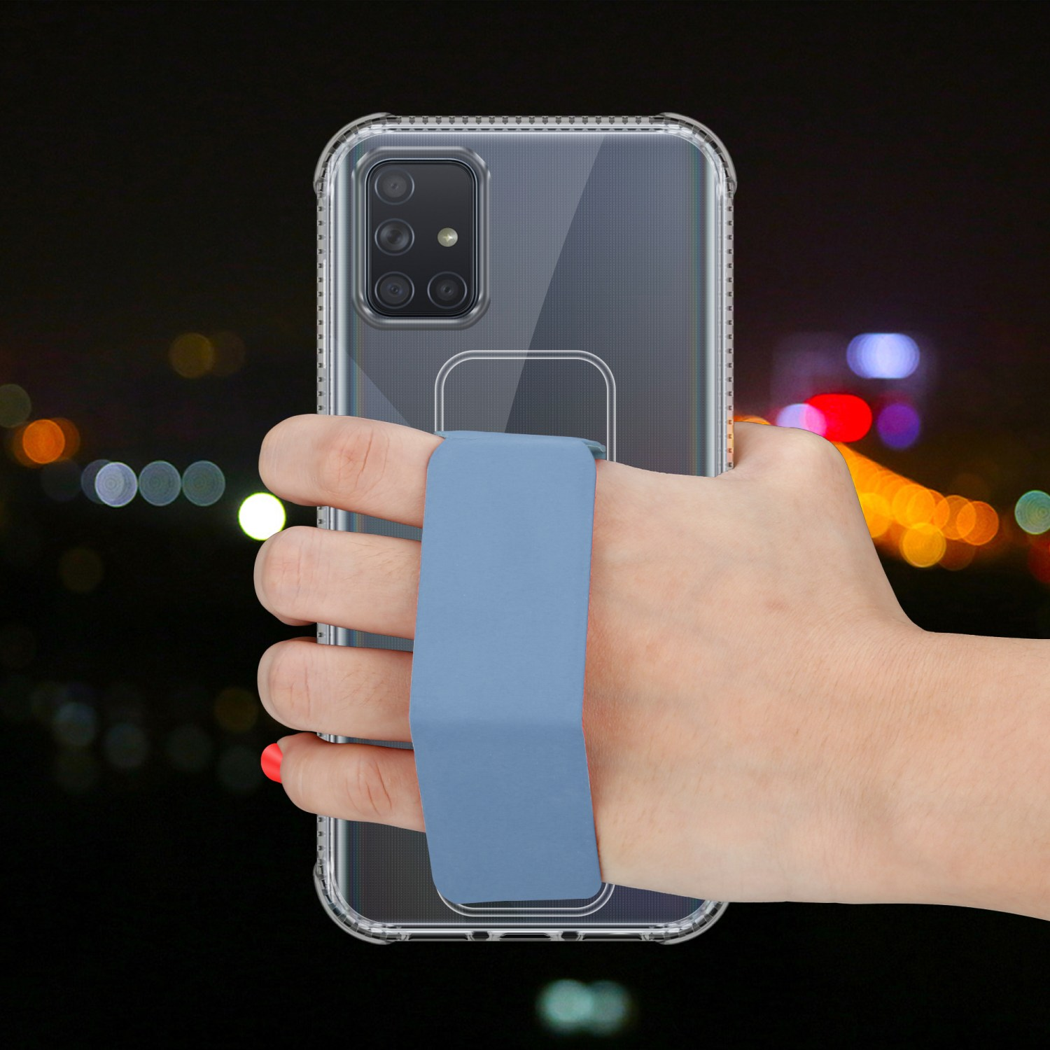 Eine Hand, die ein Telefon mit klarer Hülle und blauem Band auf dunklem Hintergrund hält.