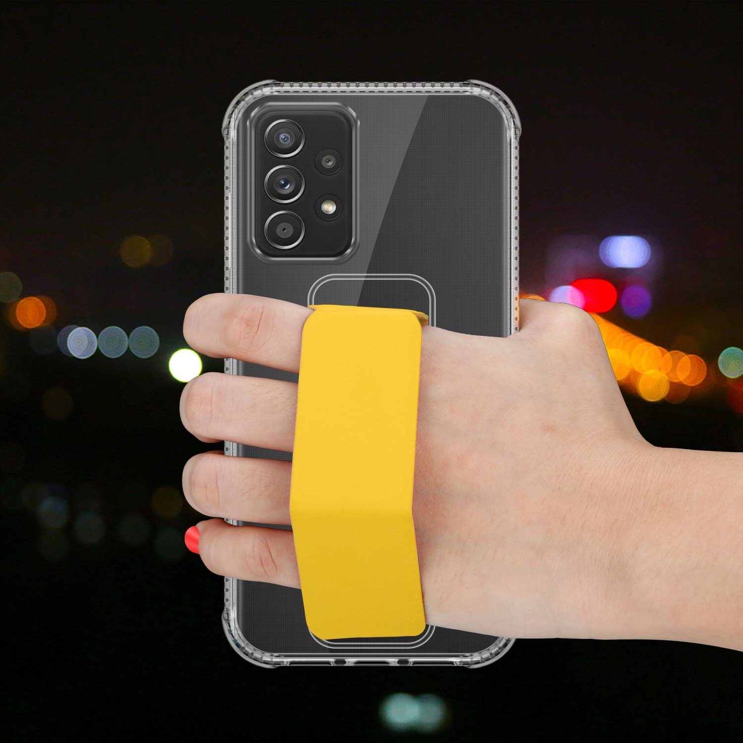 Hand hält Telefon mit gelbem Riemen an transparenter Handyhülle. Nacht Hintergrund.